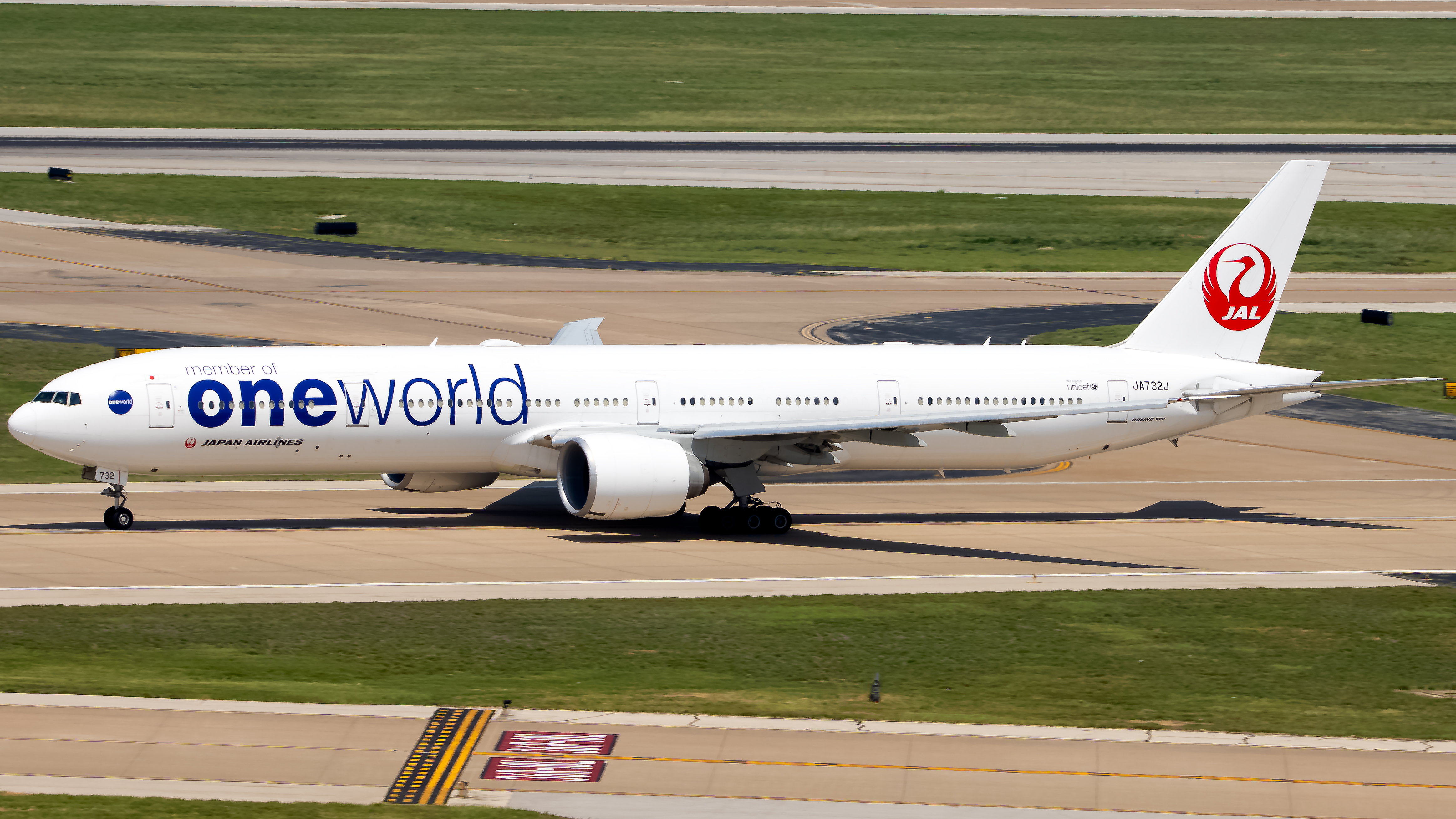 Full size: Japan Airlines Boeing 777-300ER JA732J at Dallas-Fort Worth International Airport