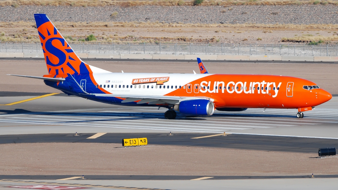 Full size: Sun Country Airlines Boeing 737-800 N833SY at Phoenix Sky Harbor International Airport