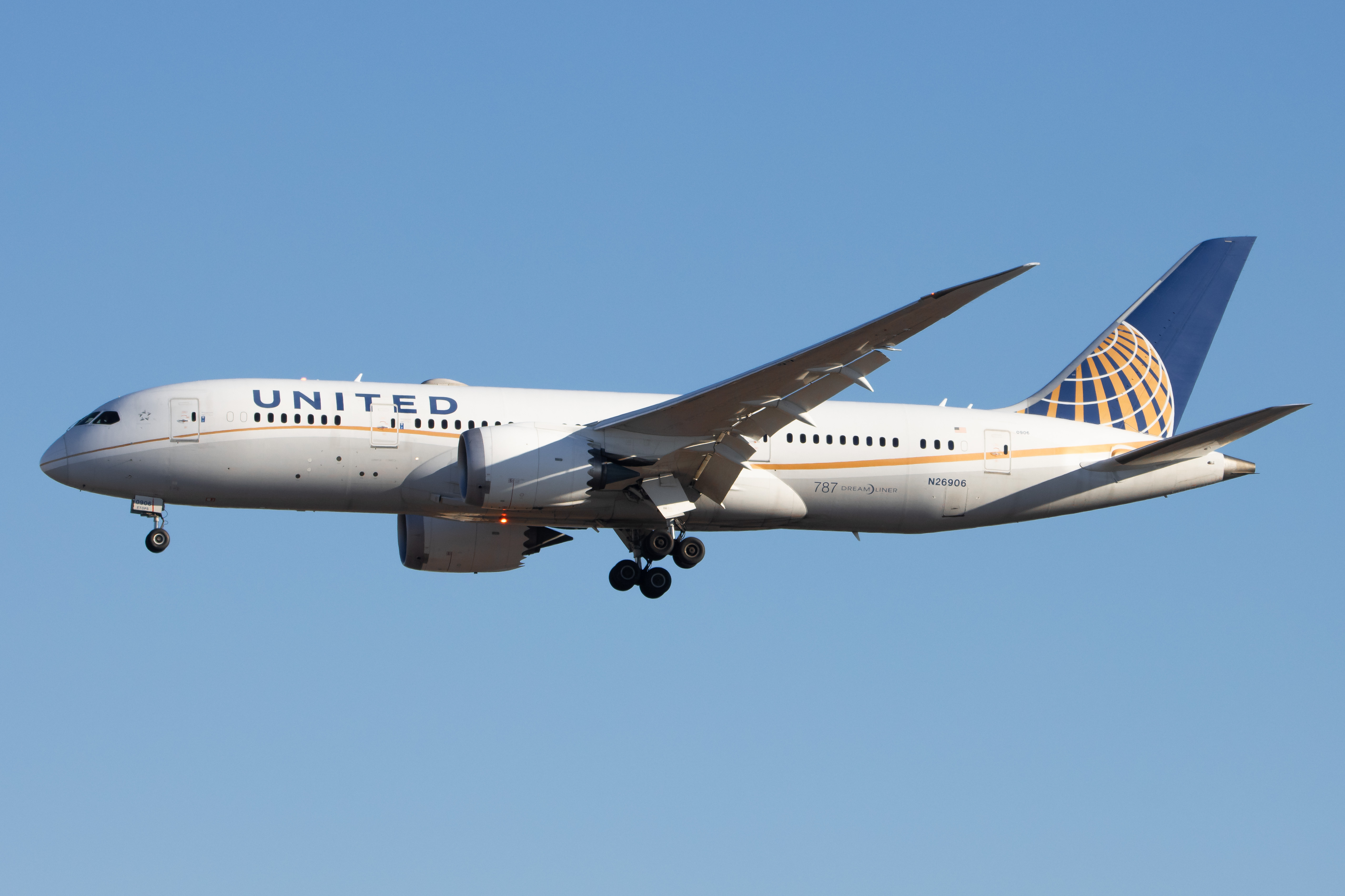 Full size: United Airlines Boeing 787-8 N26906 at Newark Liberty International Airport