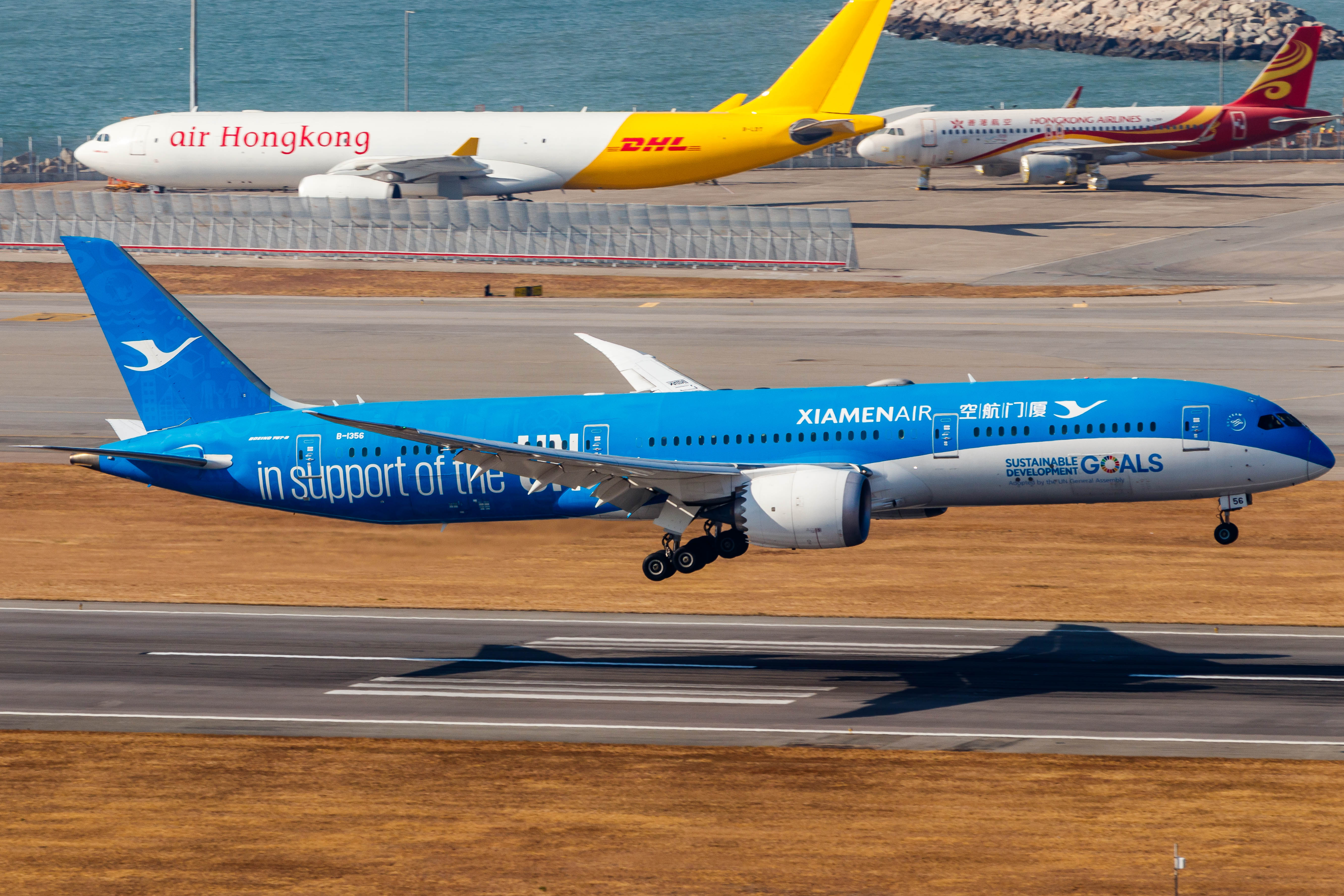 Full size: Xiamen Airlines Boeing 787-9 B-1356 at Hong Kong International Airport