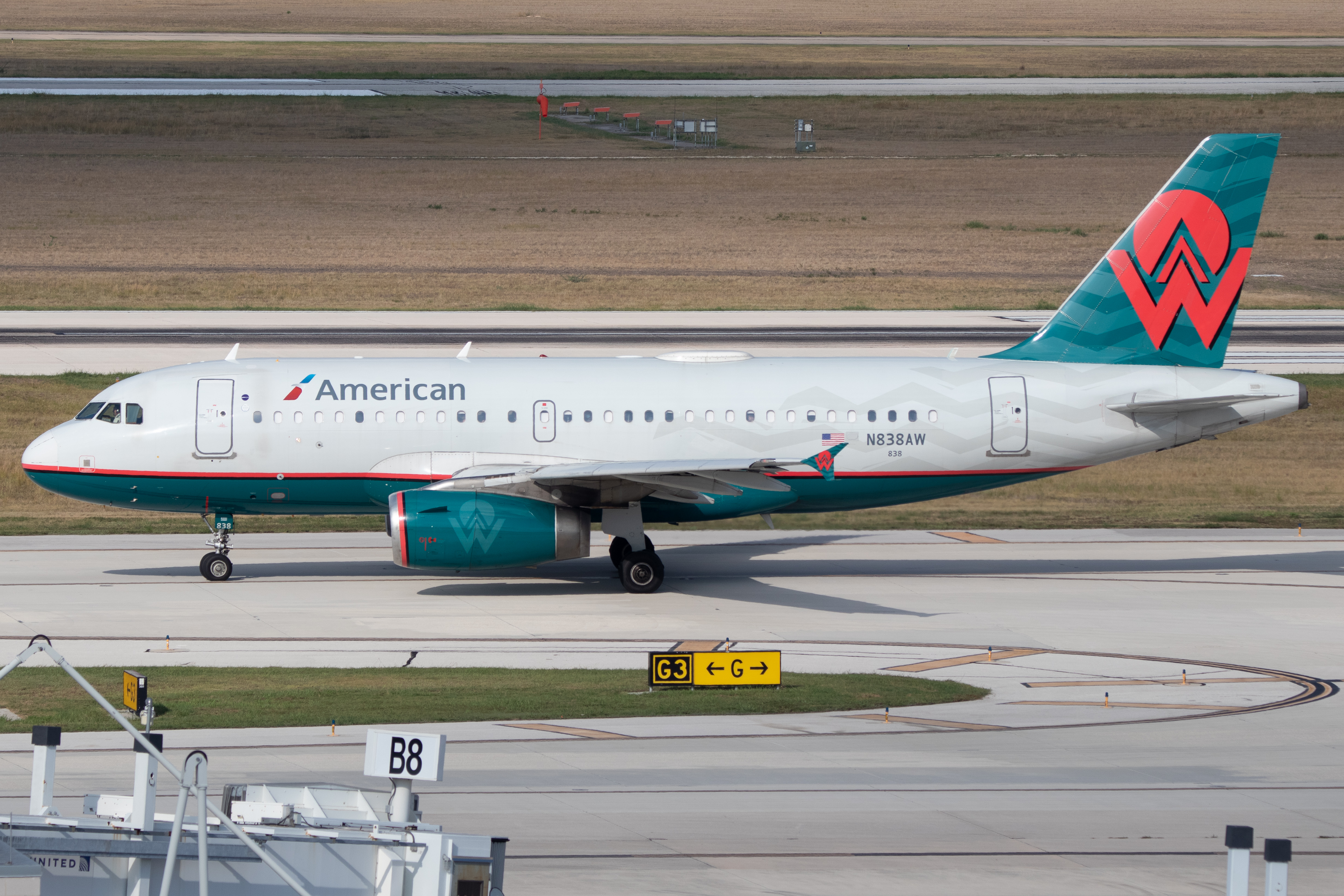 Full size: American Airlines Airbus A319 N838AW at San Antonio International Airport