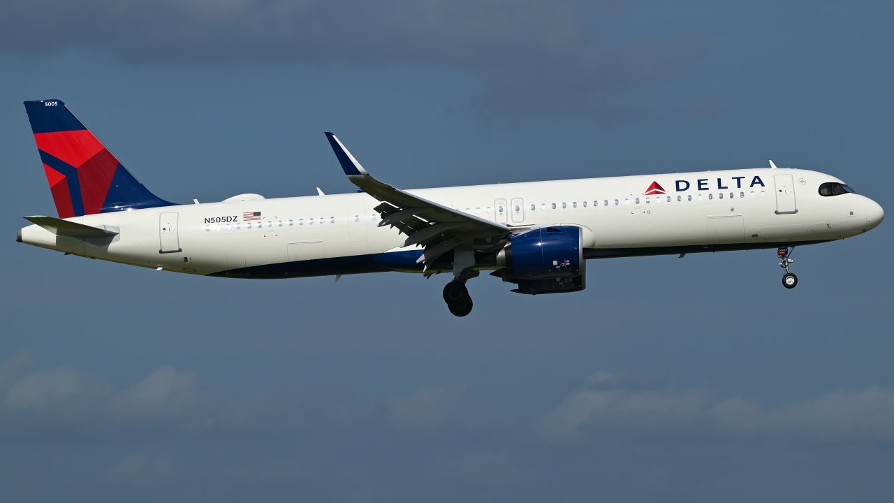 Full size: Delta Airlines Airbus A321NEO N505DZ at Orlando International Airport