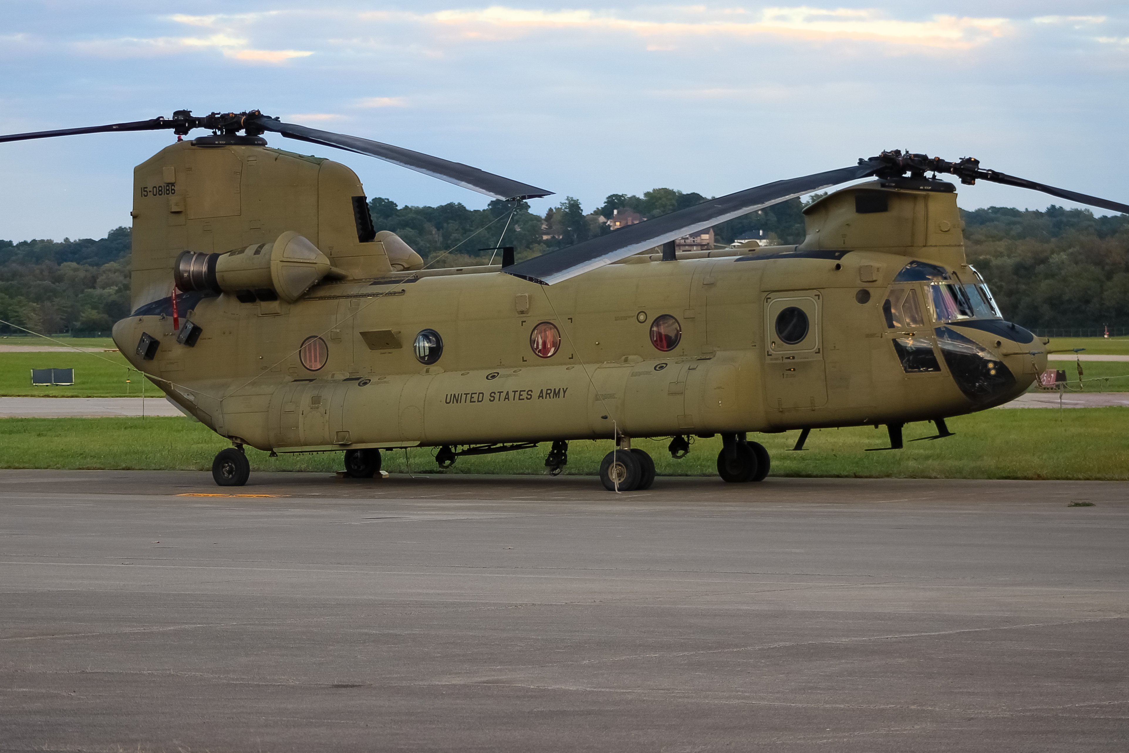 Full size: USA - United States Army Boeing CH-47 Chinook 15-08186 at Cincinnati Municipal Airport/Lunken Field
