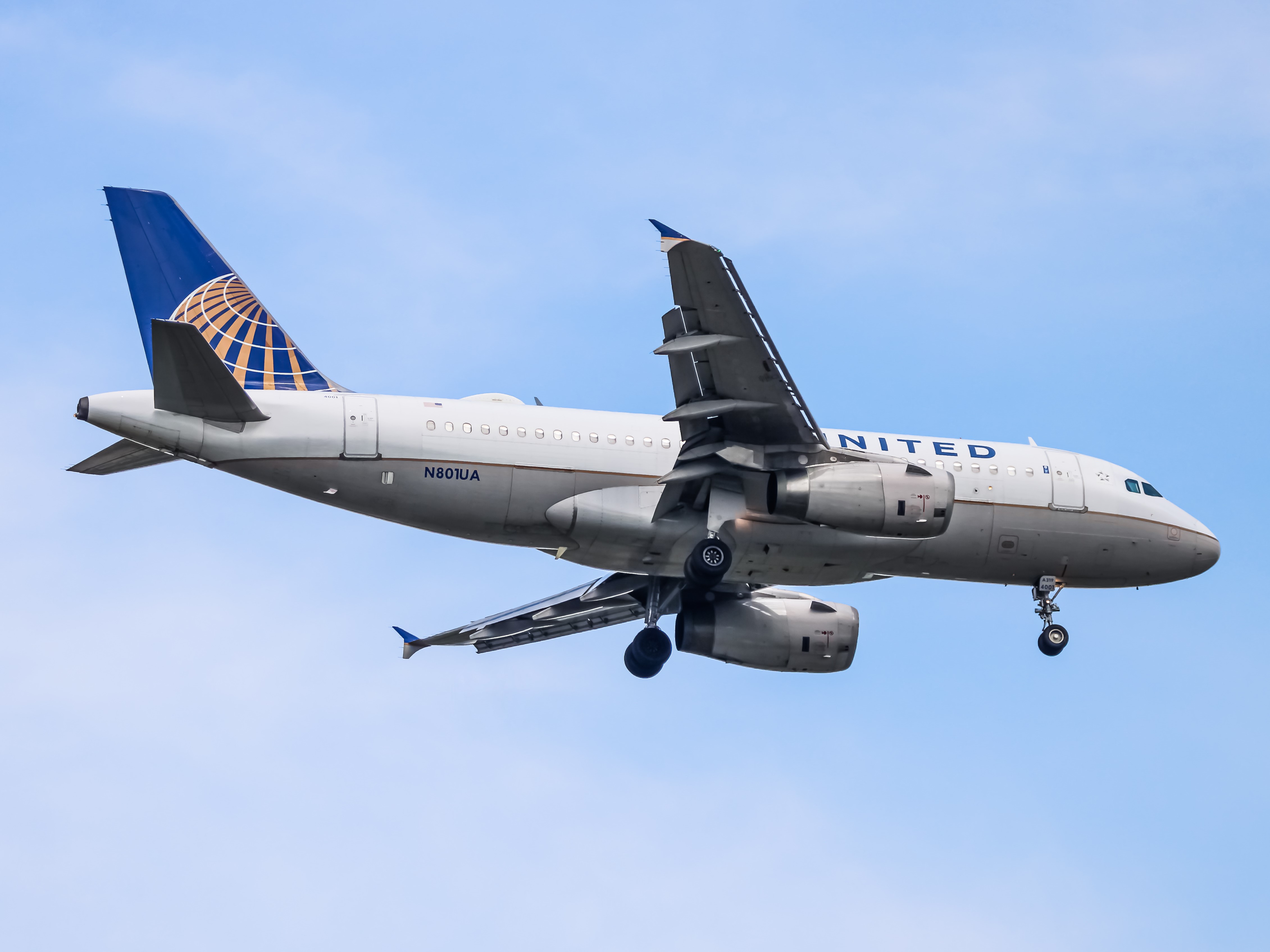 Full size: United Airlines Airbus A319 N801UA at Washington Dulles International Airport