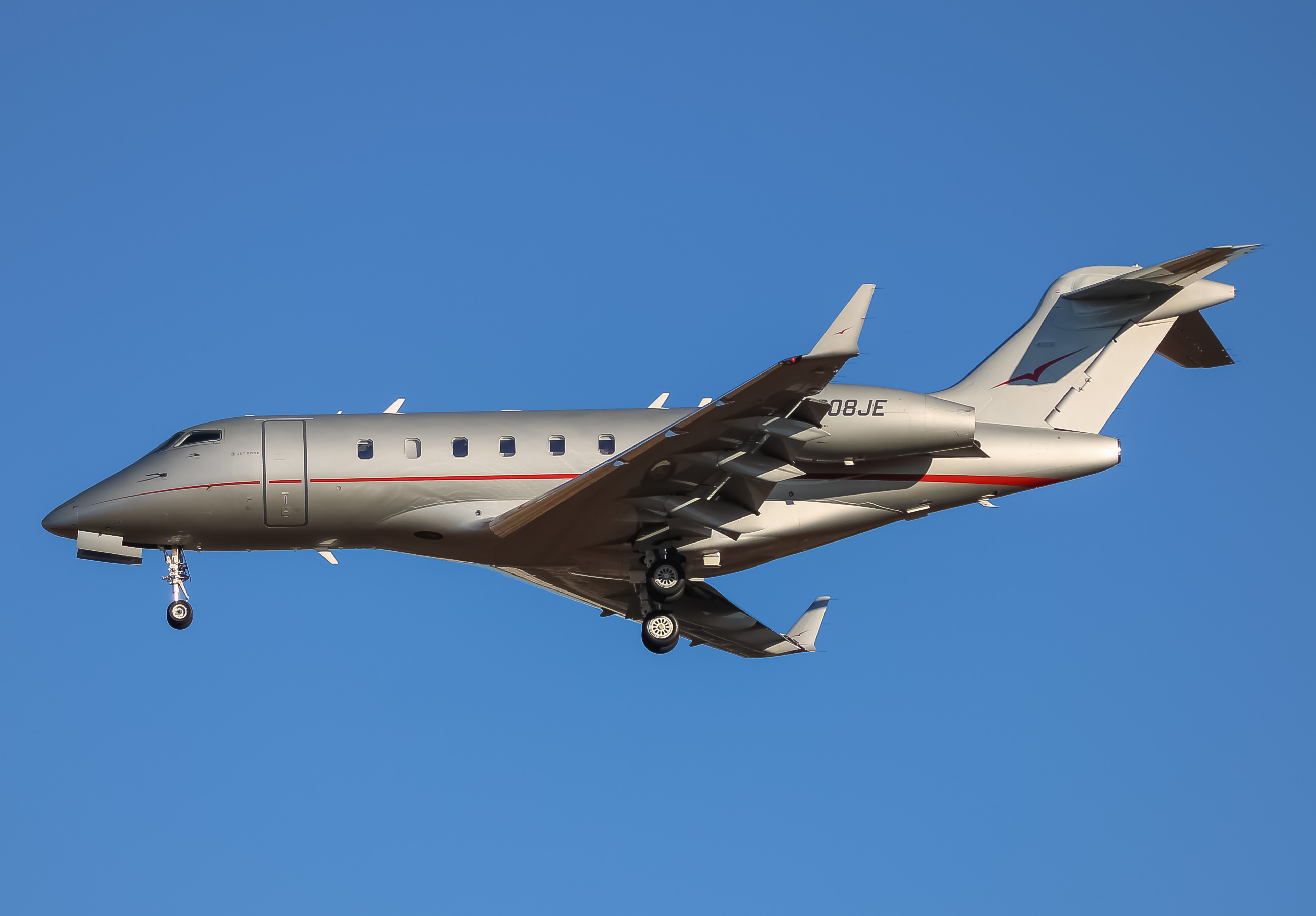 Full size: PRIVATE Bombardier Challenger 300  N308JE at Washington Dulles International Airport