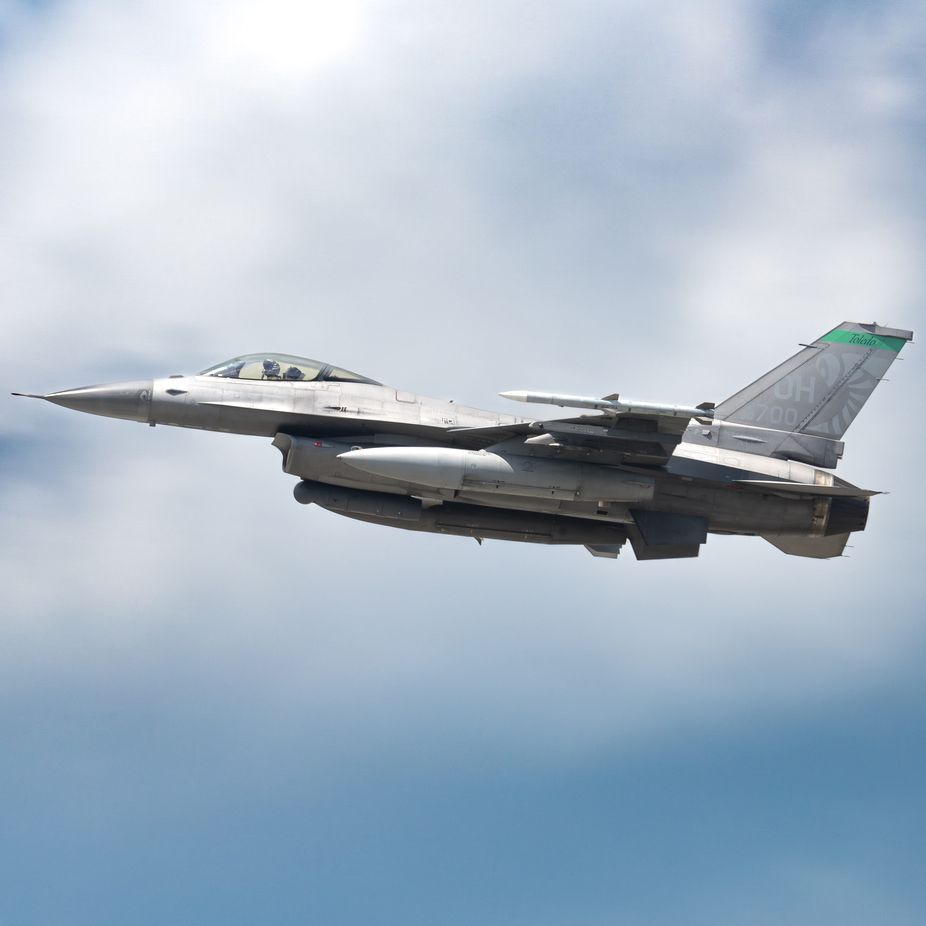Full size: USAF - United States Air Force General Dynamics F-16 Fighting Falcon 90-0700 at Toledo Express Airport