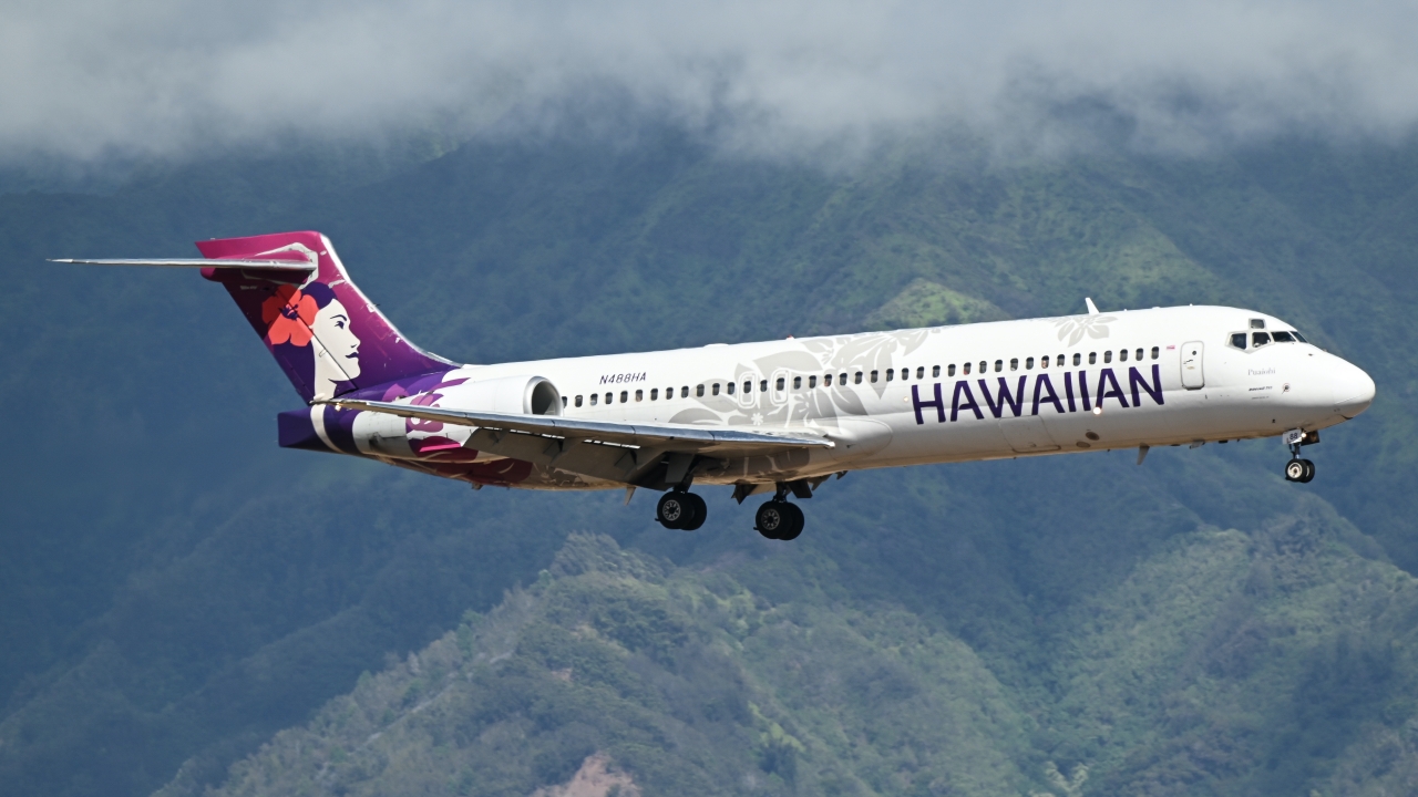 Full size: Hawaiian Airlines Boeing 717-200 N488HA at Kahului Airport
