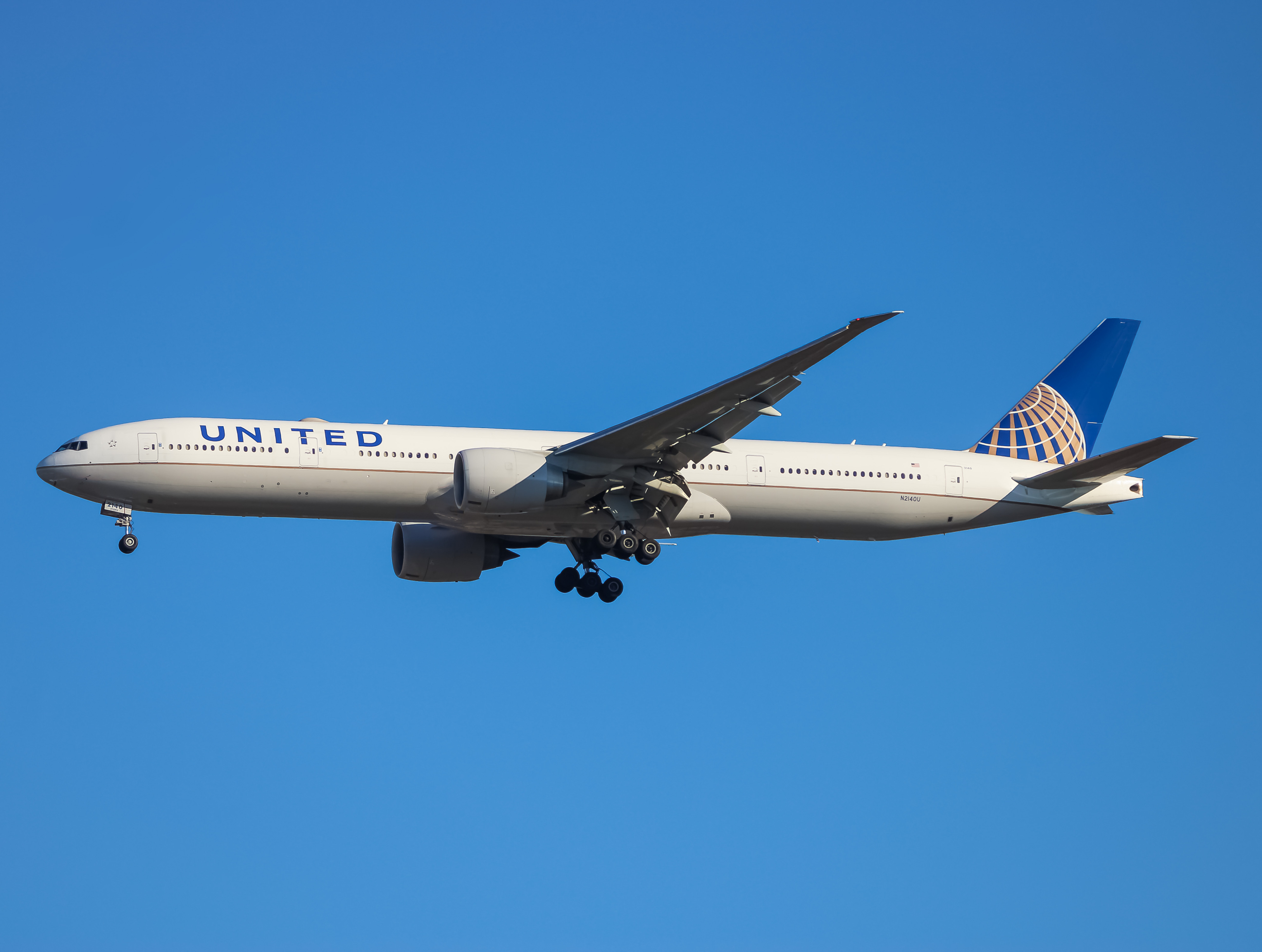 Full size: United Airlines Boeing 777-300ER N2140U at Washington Dulles International Airport