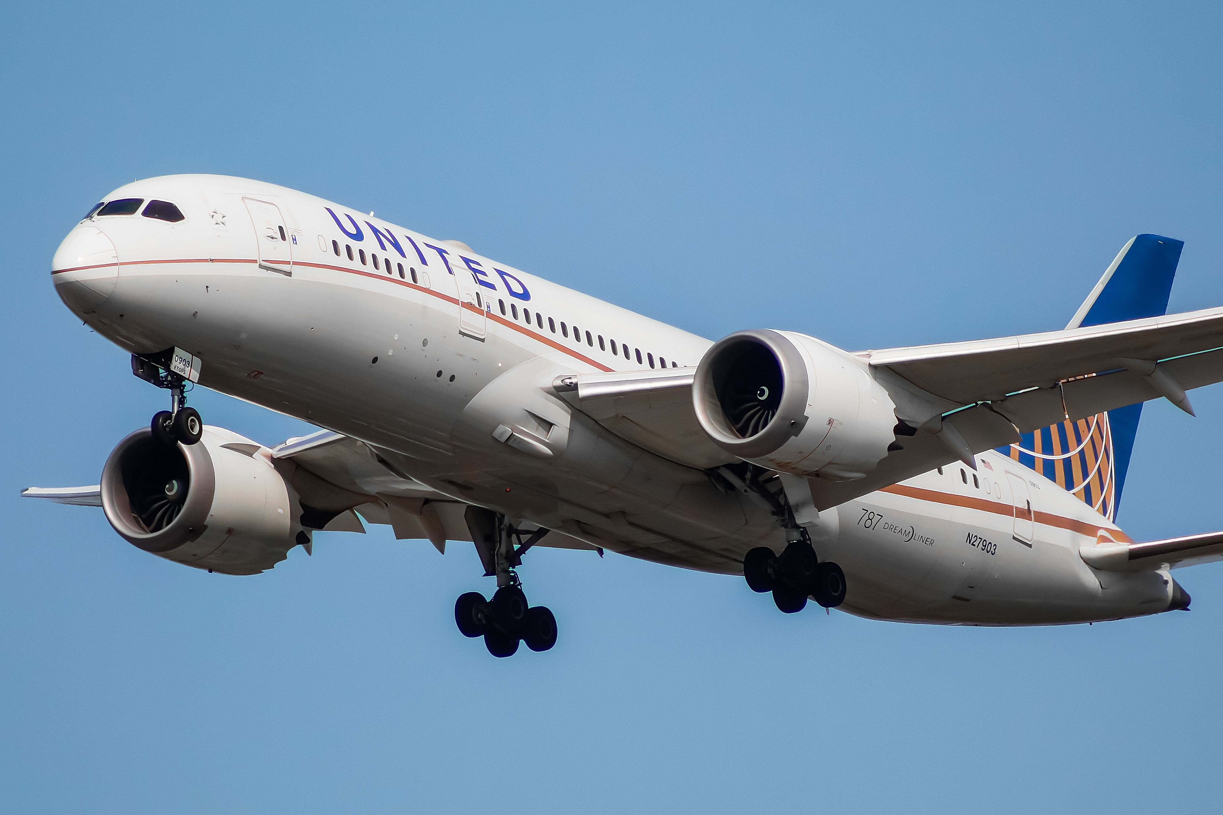 Full size: United Airlines Boeing 787-8 N27903 at Chicago O'Hare International Airport
