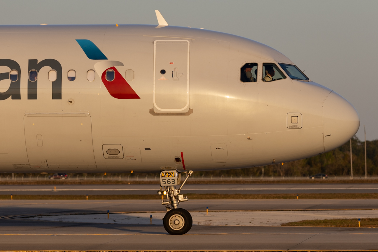 Full size: American Airlines Airbus A321-200 N563UW at Orlando International Airport