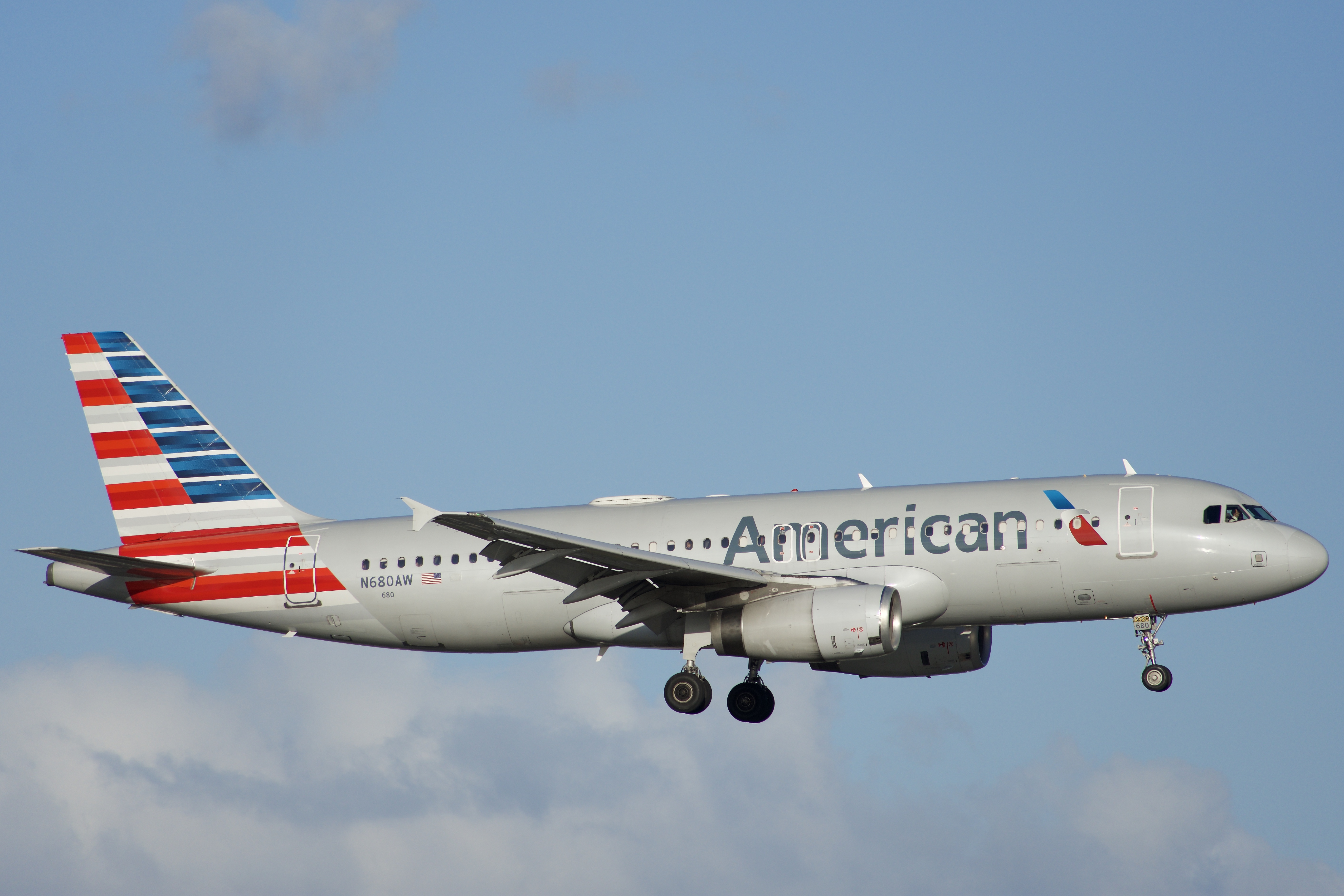 Full size: American Airlines Airbus A320 N680AW at Orlando International Airport