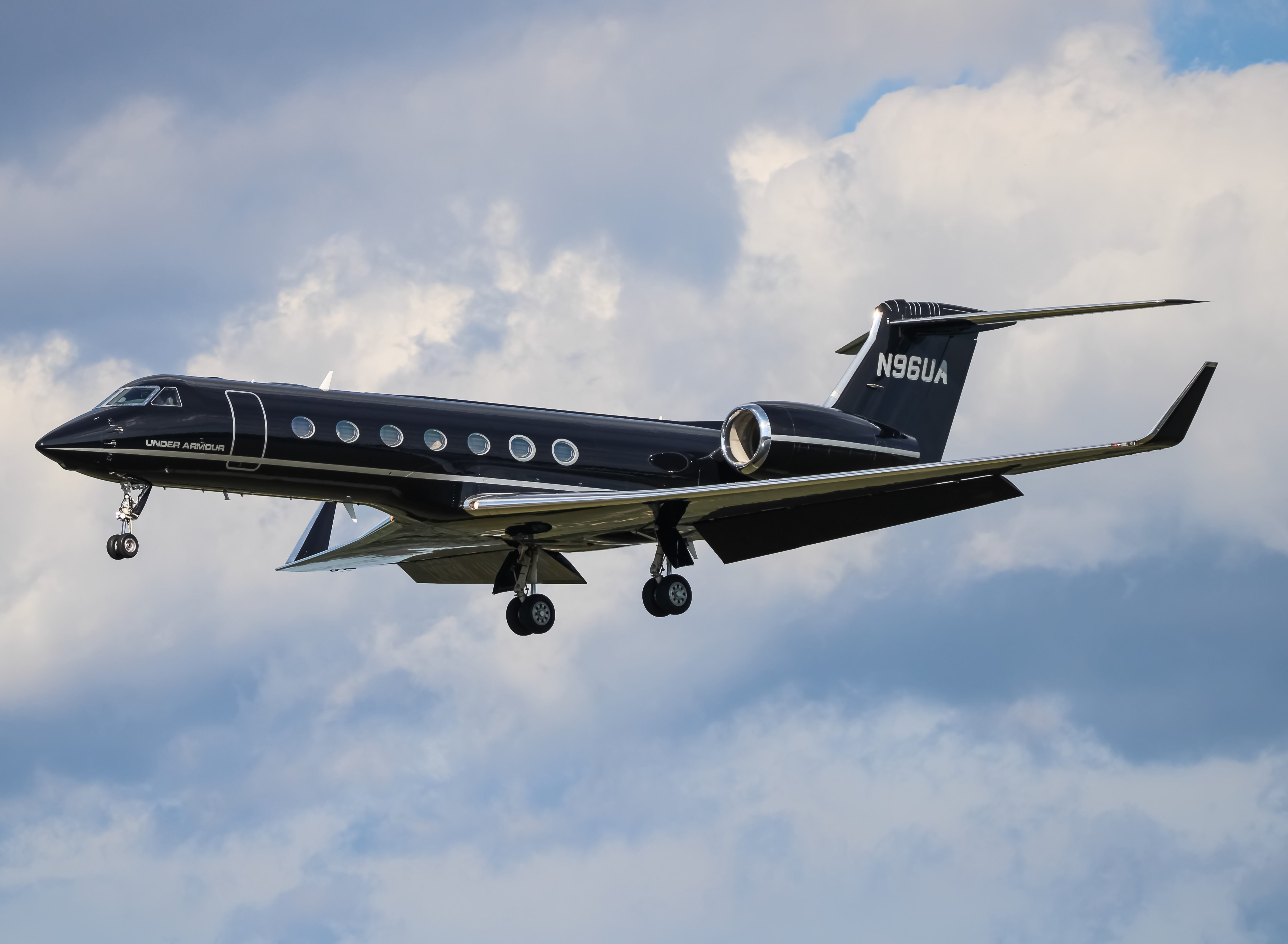 Full size: Under Armour Gulfstream G550 N96UA at Baltimore/Washington International Thurgood Marshall Airport