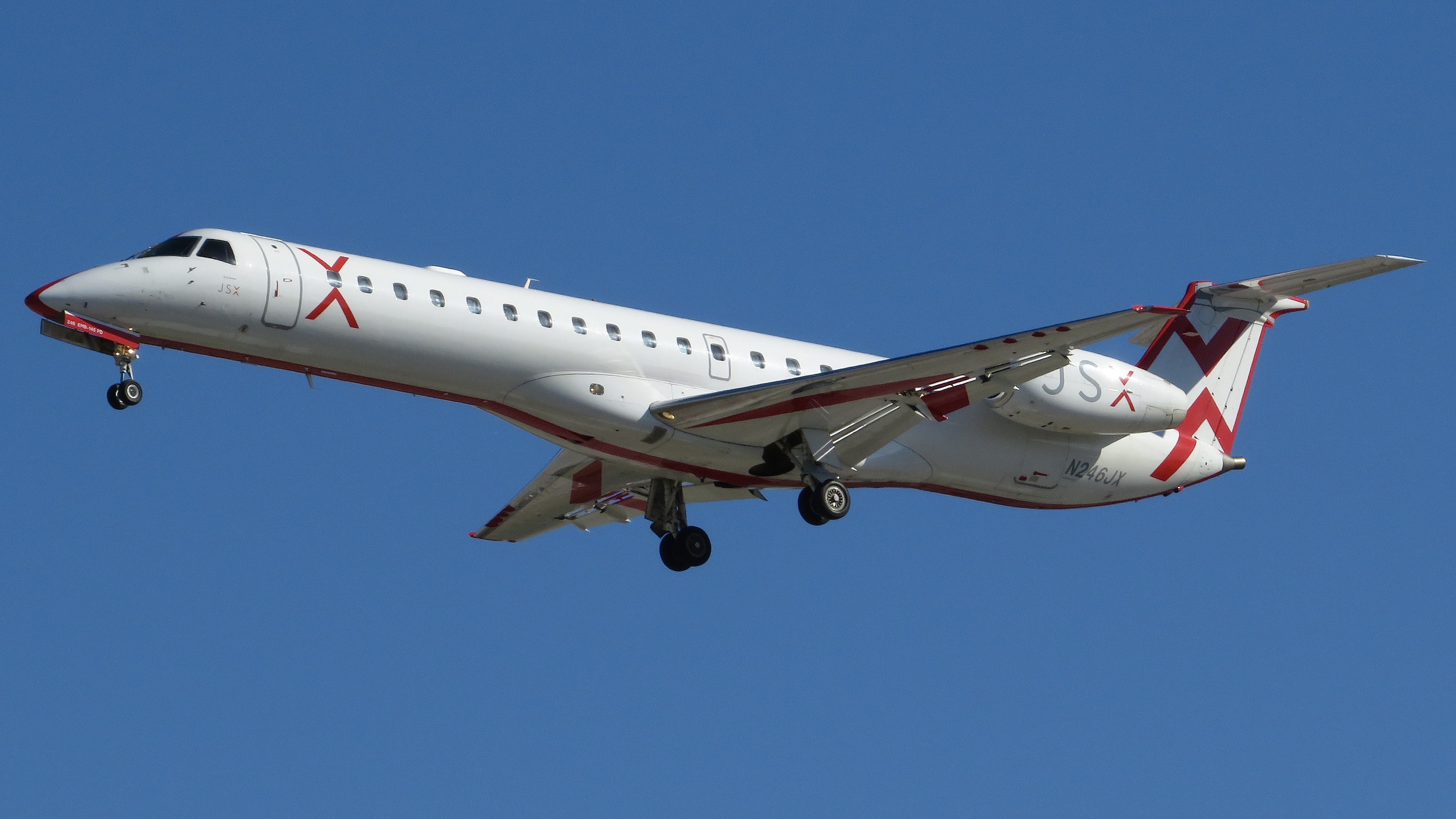 Full size: JSX Embraer ERJ145 N246JX at Orlando International Airport