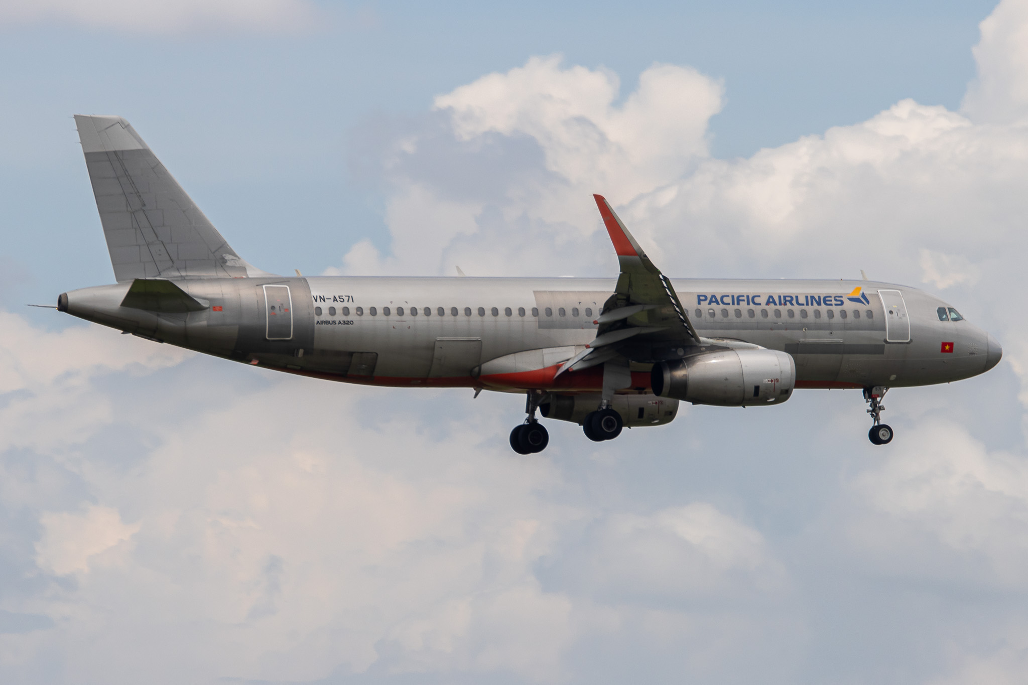 Full size: Pacific Airlines Airbus A320 VN-A571 at Tan Son Nhat International Airport