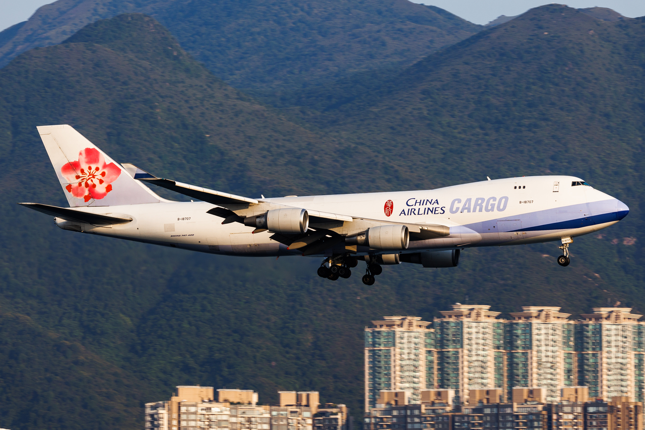 Full size: China Airlines Cargo Boeing 747-400F B-18707 at Hong Kong International Airport