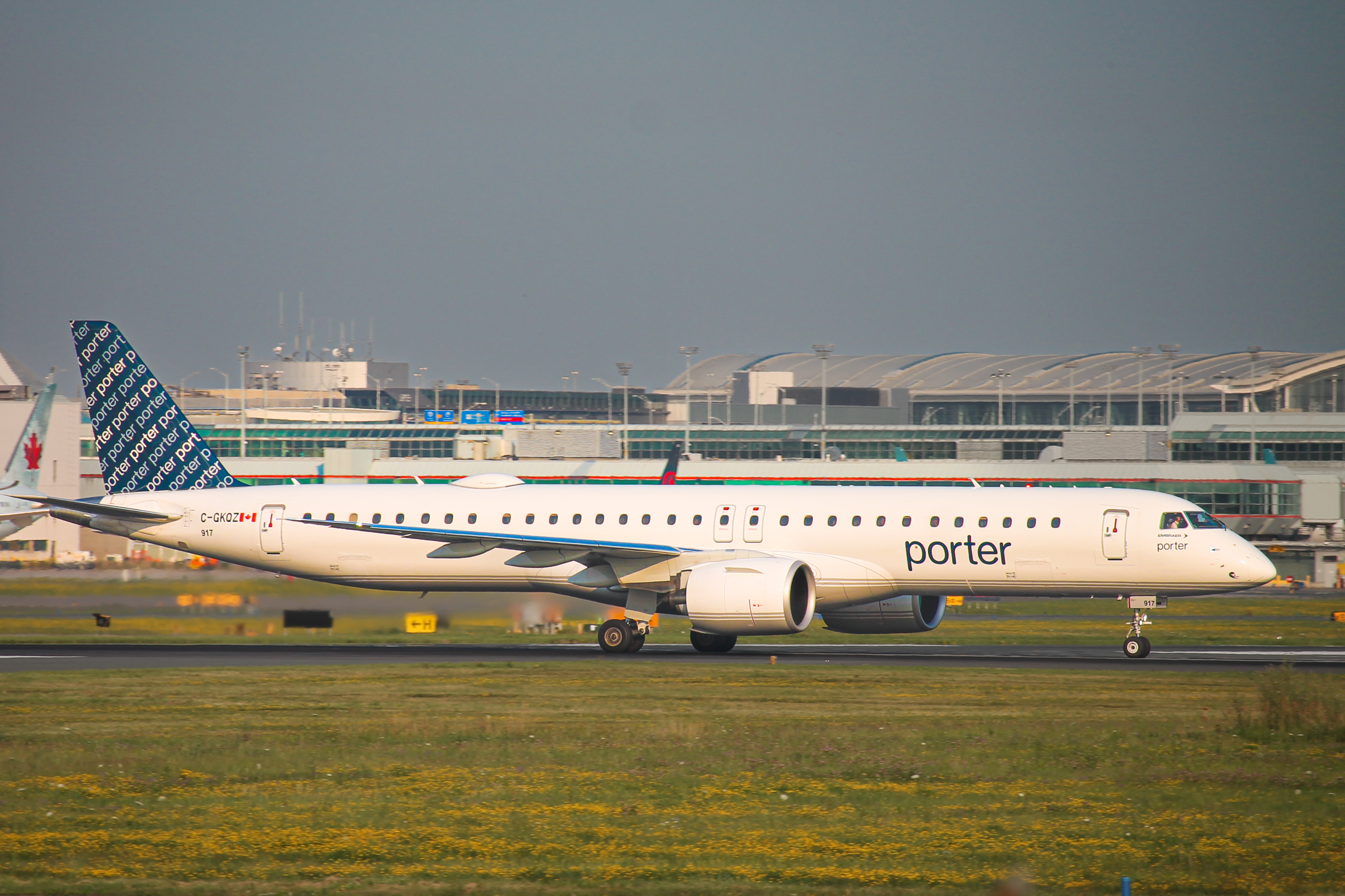 Full size: Porter Airlines Embraer E195-E2 C-GKQZ at Lester B Pearson International Airport