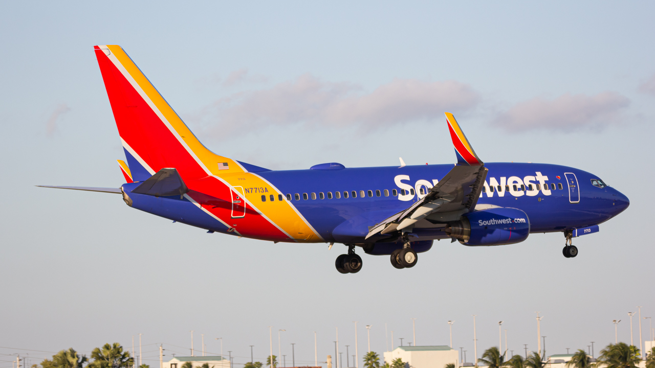 Full size: Southwest Airlines Boeing 737-700 N7713A at Miami International Airport