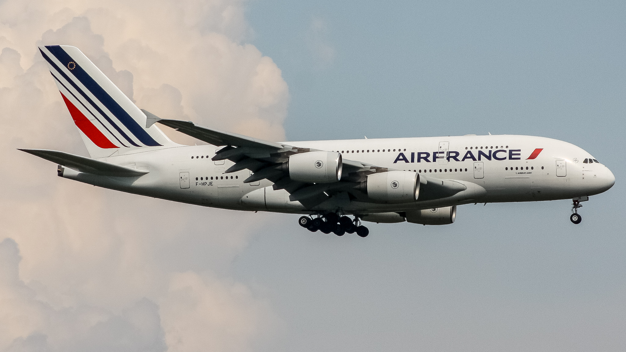 Full size: Air France Airbus A380-800 F-HPJE at Washington Dulles International Airport