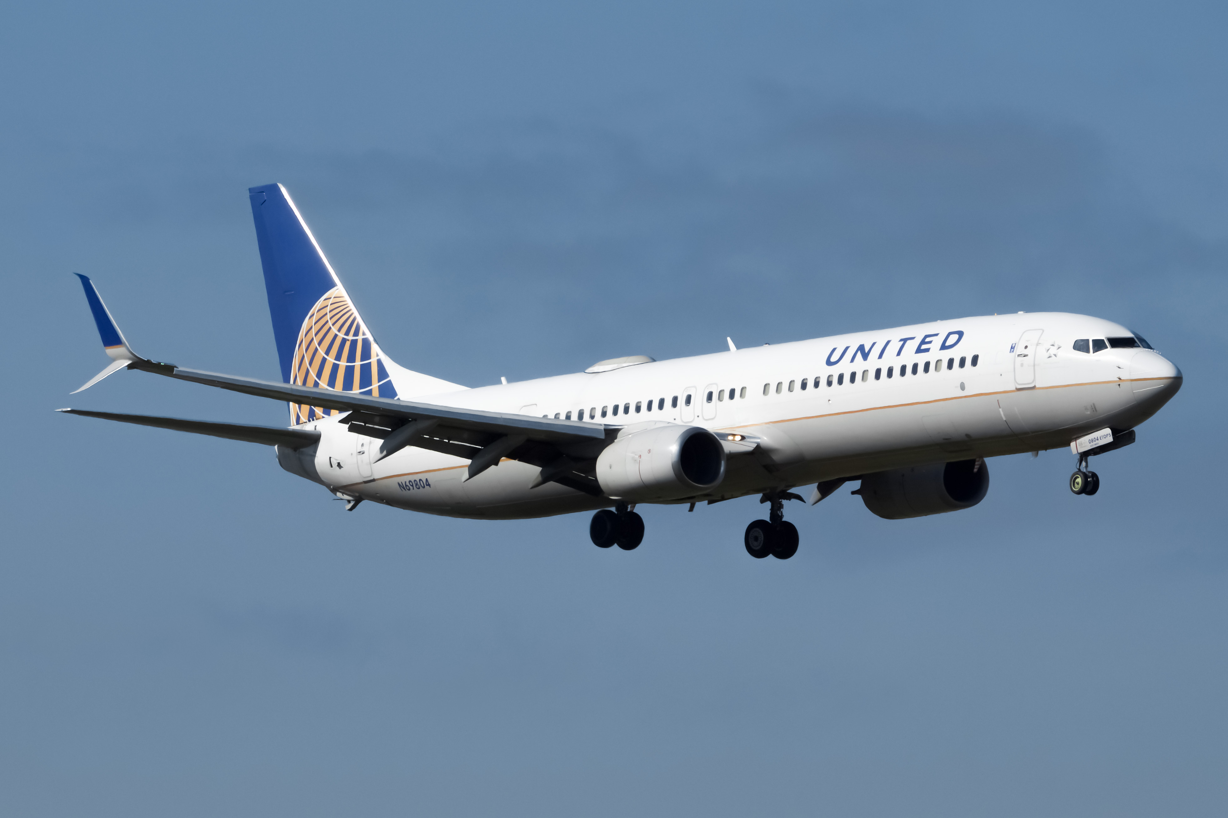 Full size: United Airlines Boeing 737-900ER N69804 at Newark Liberty International Airport