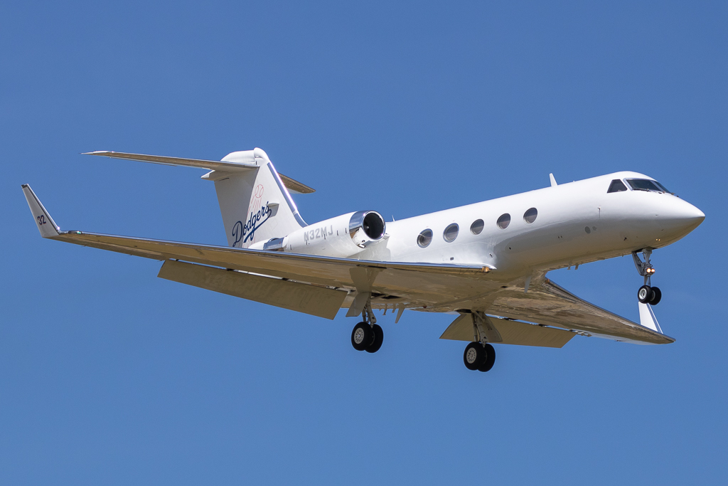Full size: PRIVATE Gulfstream III N32MJ at Dallas Love Field Airport
