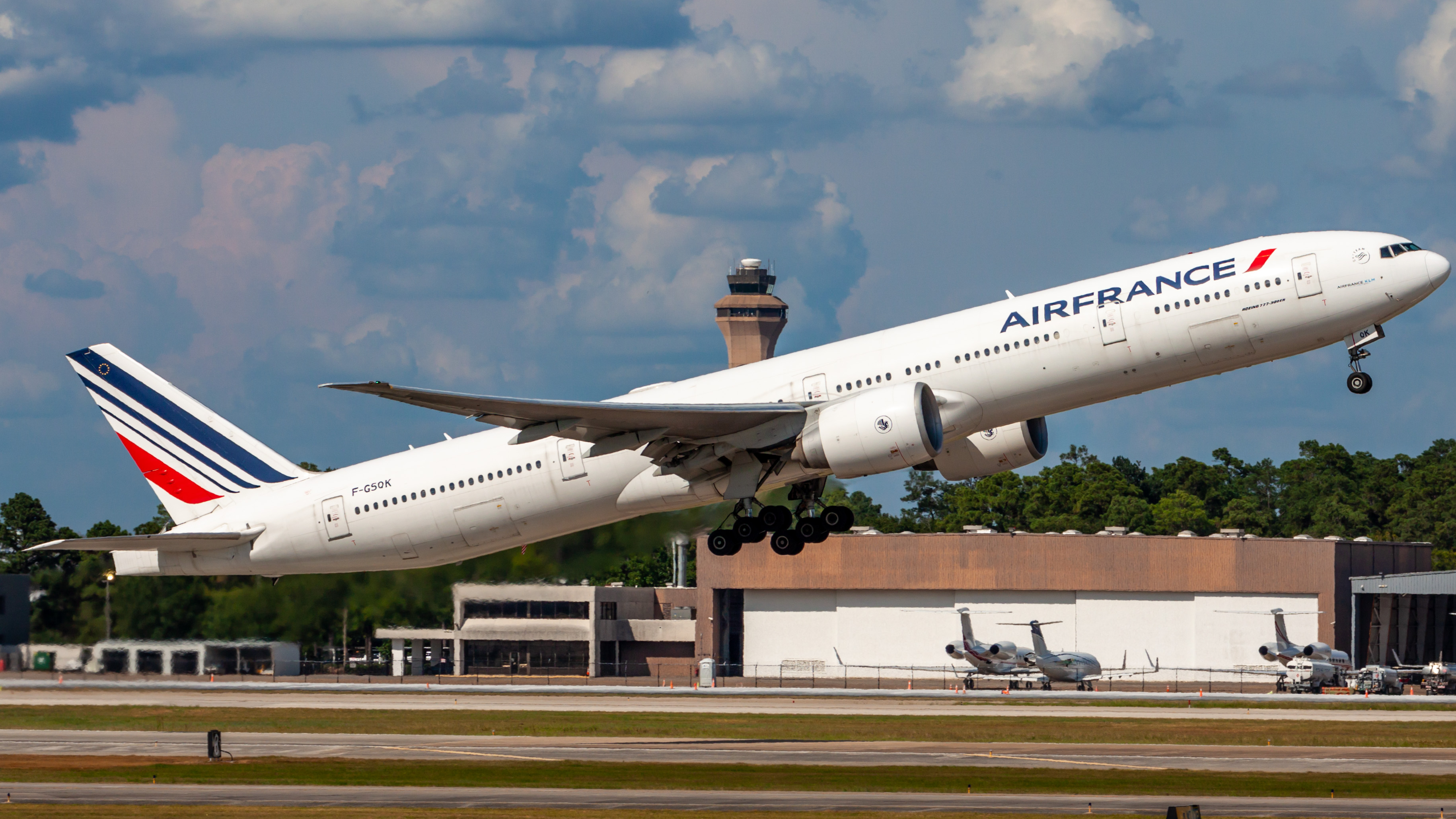 Full size: Air France Boeing 777-300ER F-GSQK at Houston-George Bush Intercontinental Airport