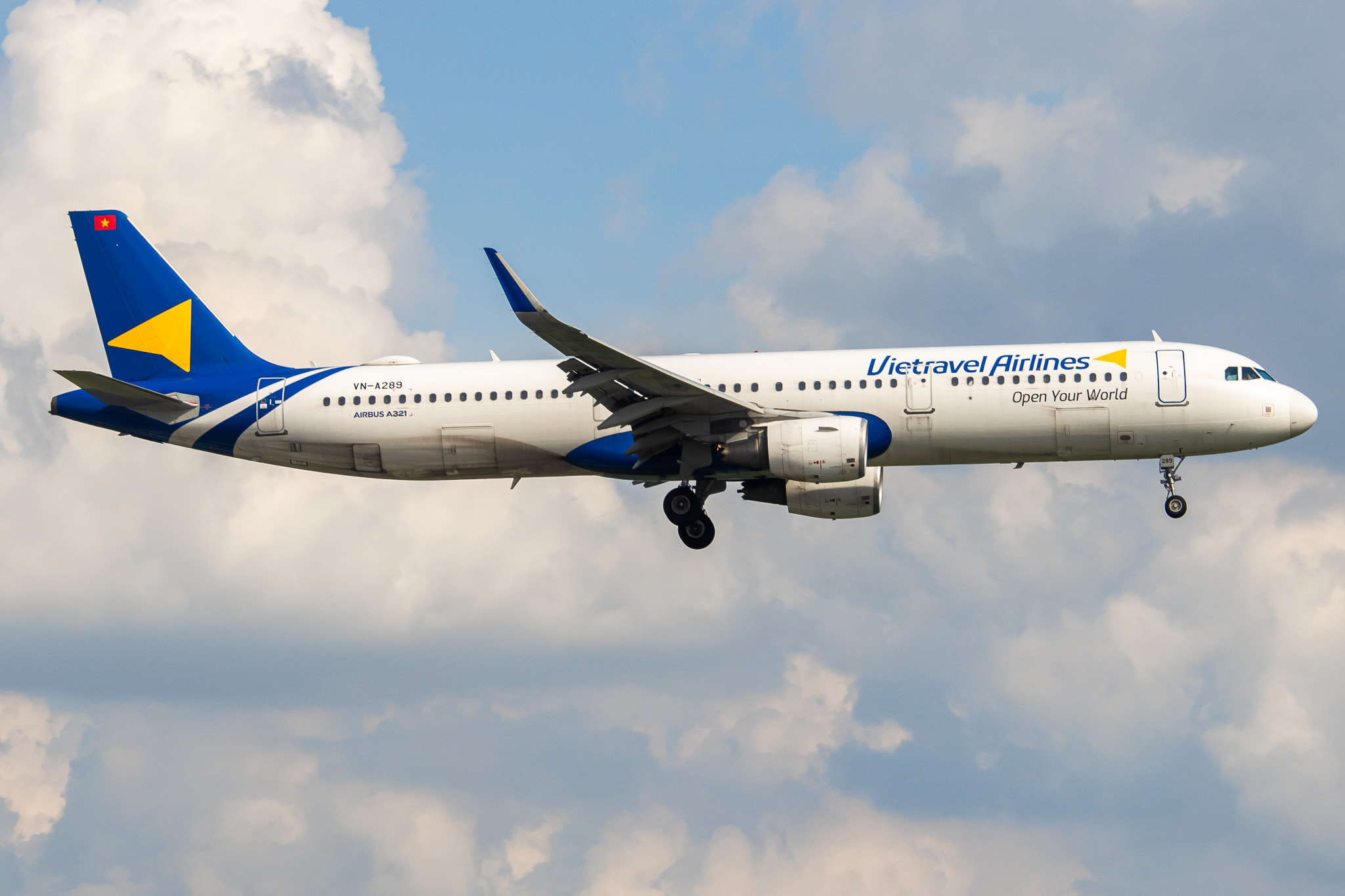 Full size: Vietravel Airlines Airbus A321-200 VN-A289 at Tan Son Nhat International Airport