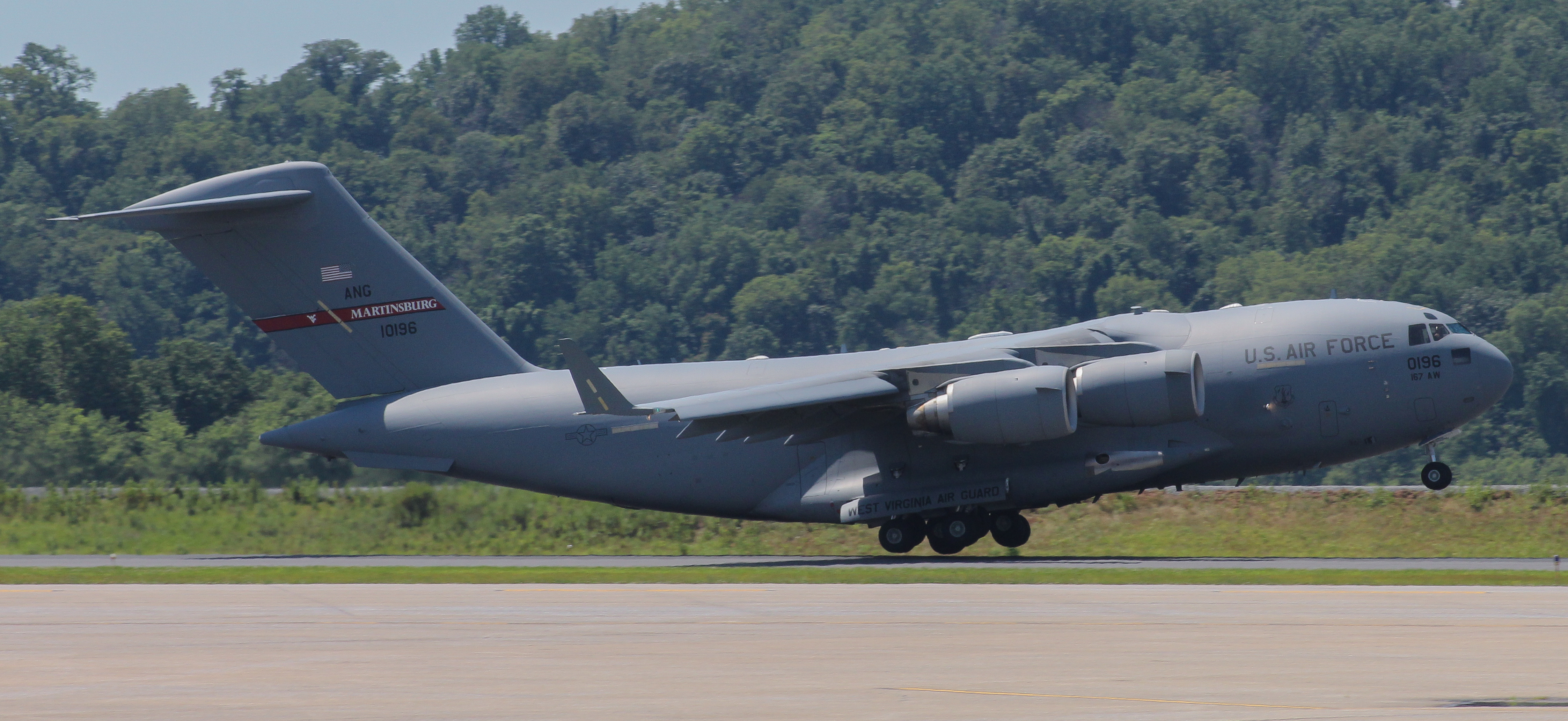 Full size: USAF - United States Air Force Boeing C-17 Globemaster III 01-0196 at Harrisburg International Airport