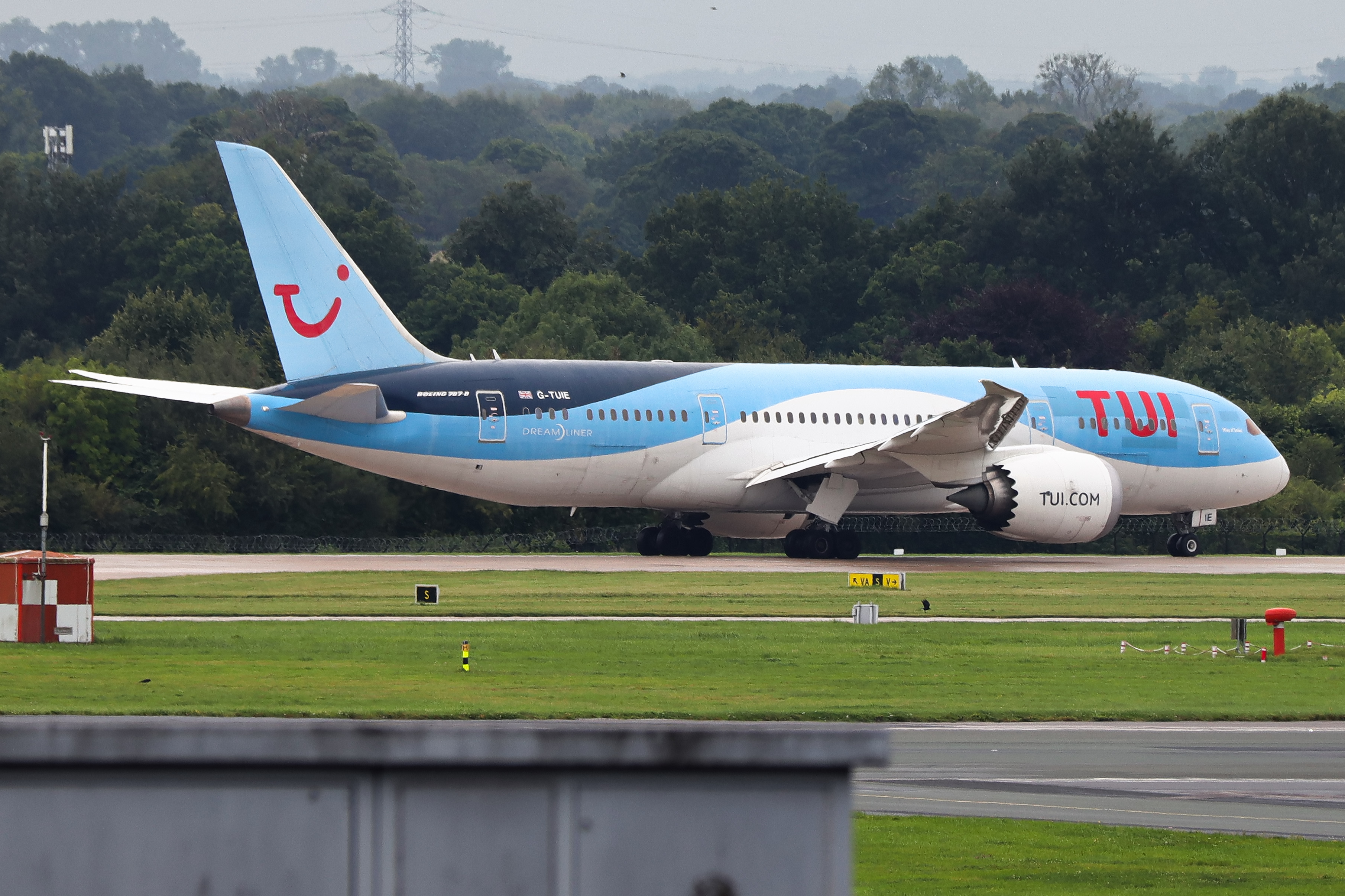 Full size: TUI Fly Boeing 787-8 G-TUIE at Manchester Airport
