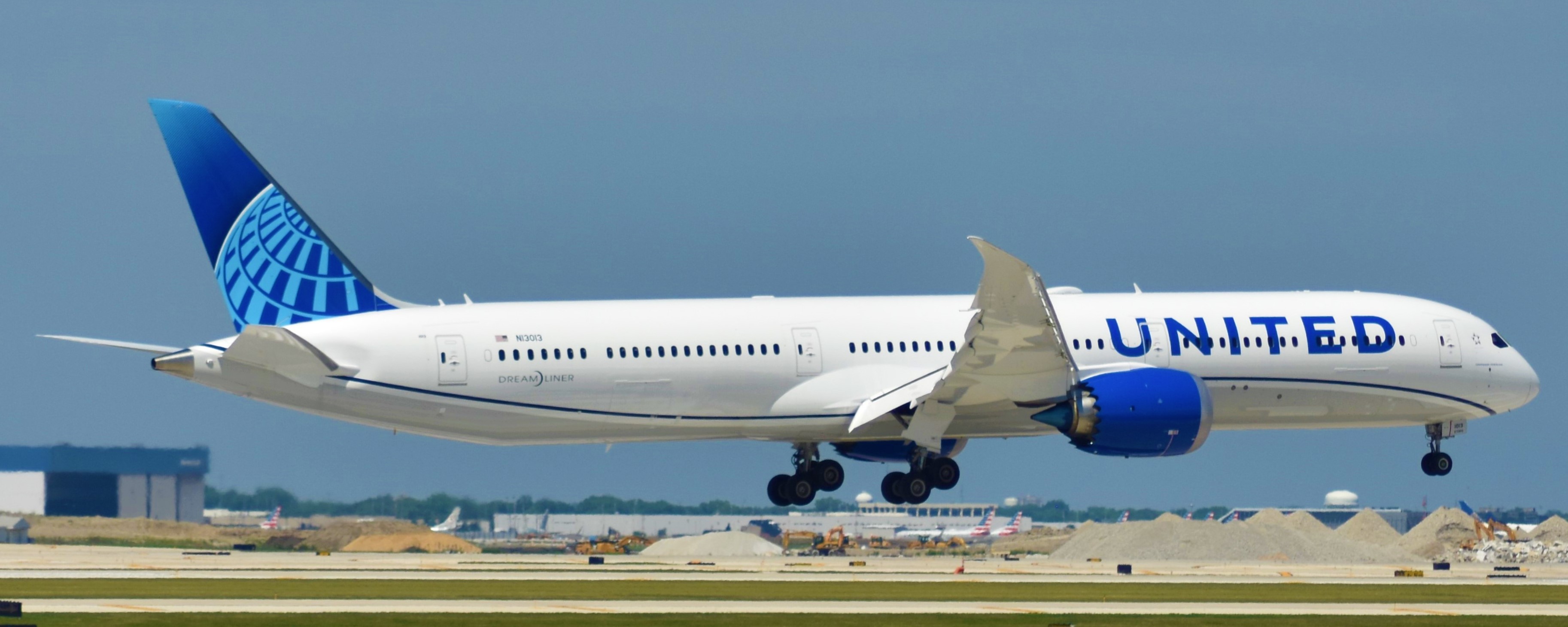 Full size: United Airlines Boeing 787-10 N13013 at Chicago O'Hare International Airport