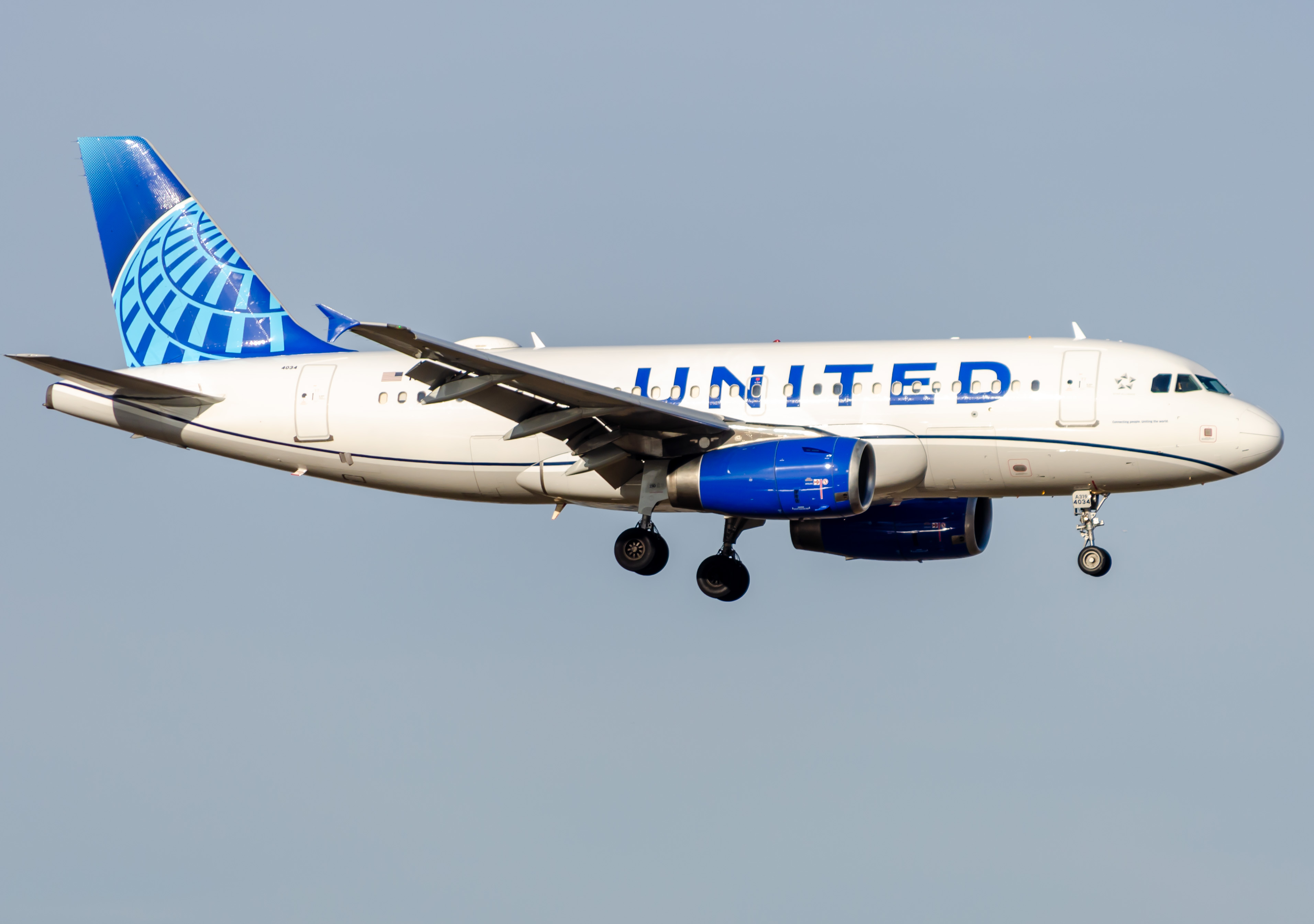 Full size: United Airlines Airbus A319 N834UA at Newark Liberty International Airport