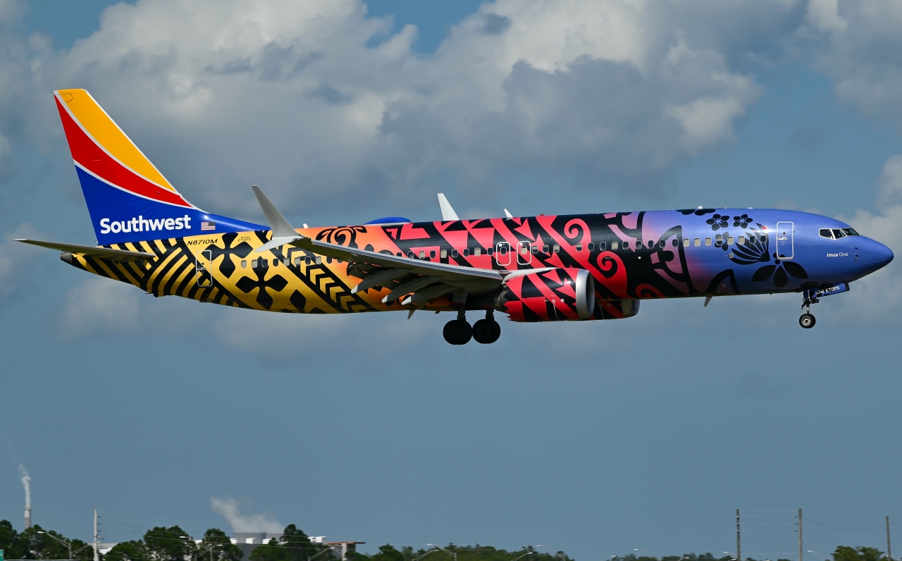 Full size: Southwest Airlines Boeing 737 MAX 8 N8710M at Orlando International Airport