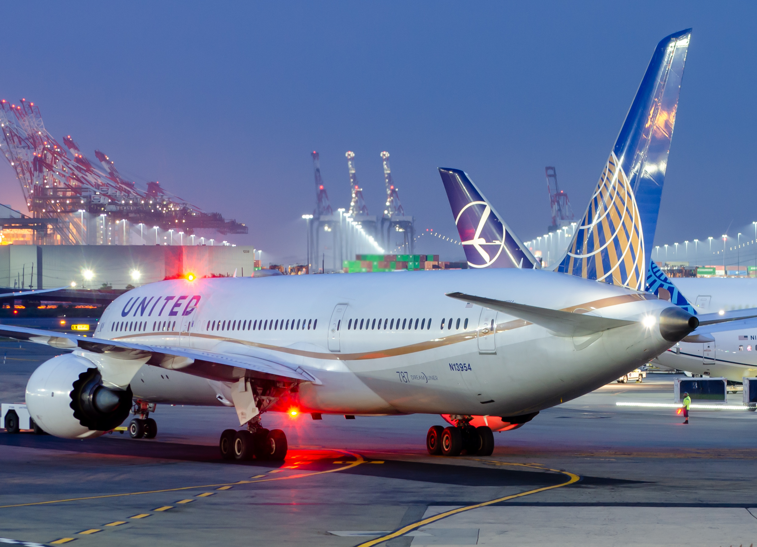 Full size: United Airlines Boeing 787-9 N13954 at Newark Liberty International Airport