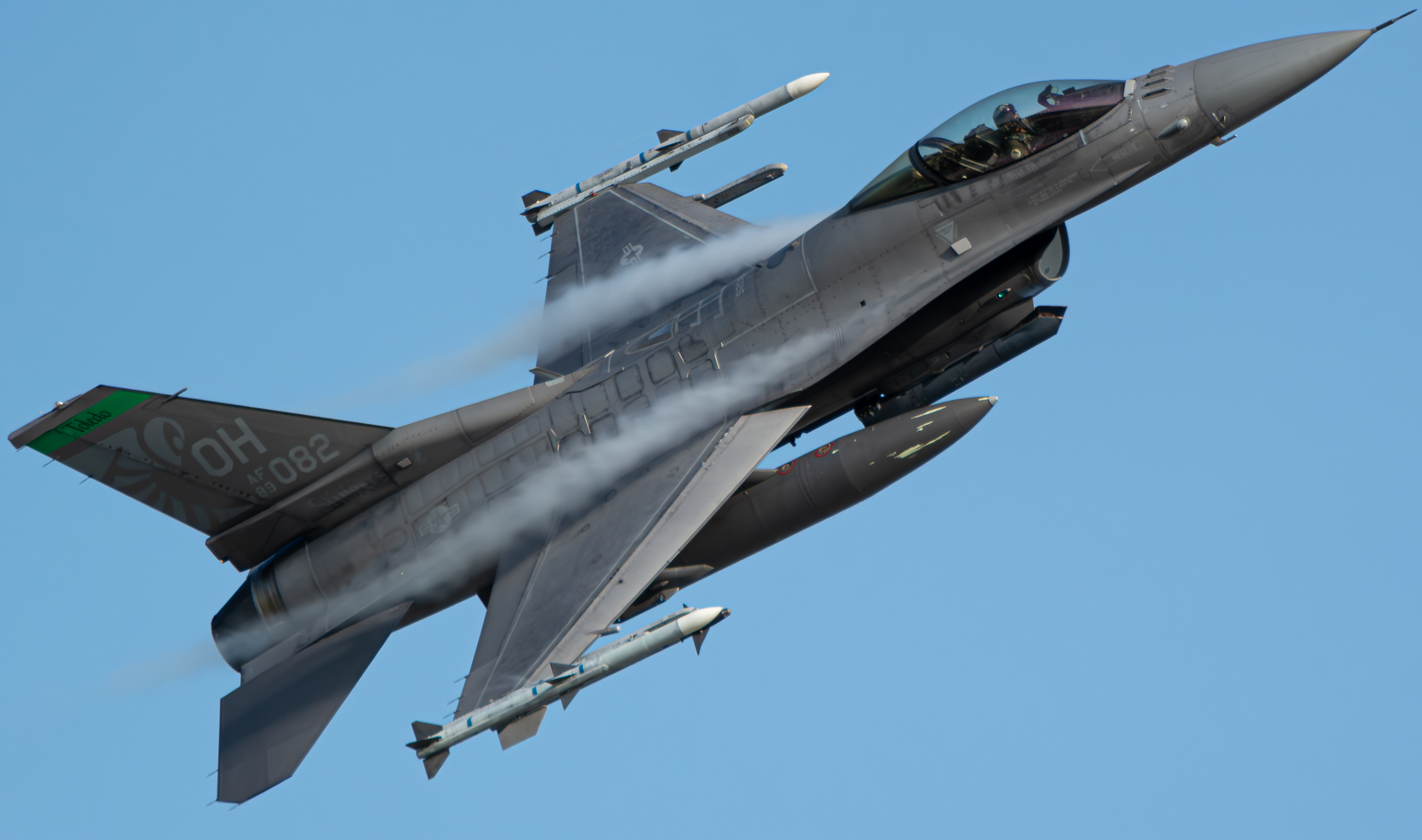 Full size: USAF - United States Air Force General Dynamics F-16 Fighting Falcon 89-2082 at Toledo Express Airport
