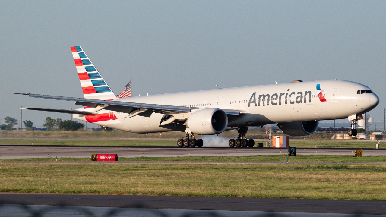 Full size: American Airlines Boeing 777-300ER N725AN at Dallas-Fort Worth International Airport