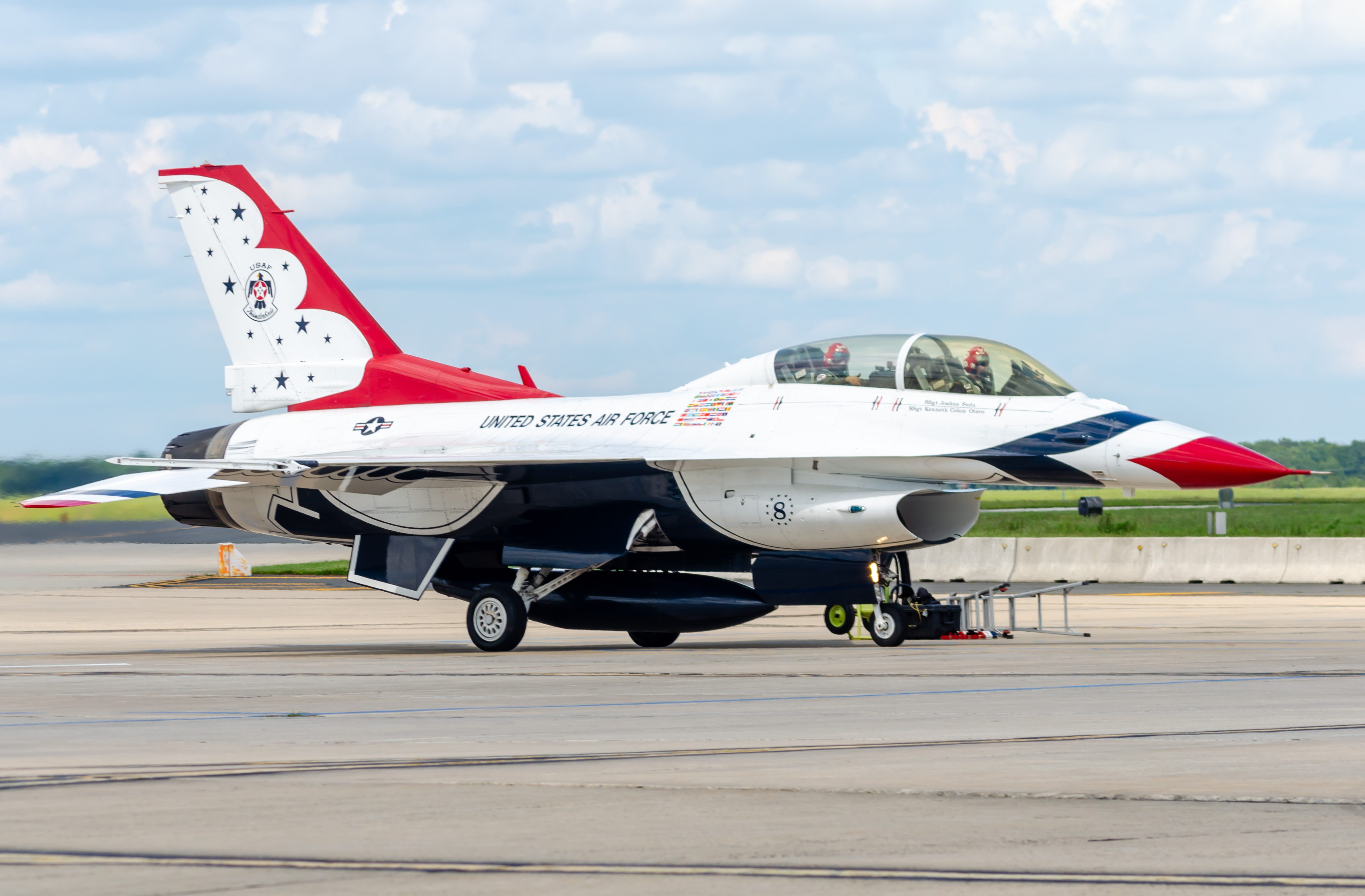 Full size: USAF - United States Air Force General Dynamics F-16 Fighting Falcon 910466 at Atlantic City International Airport