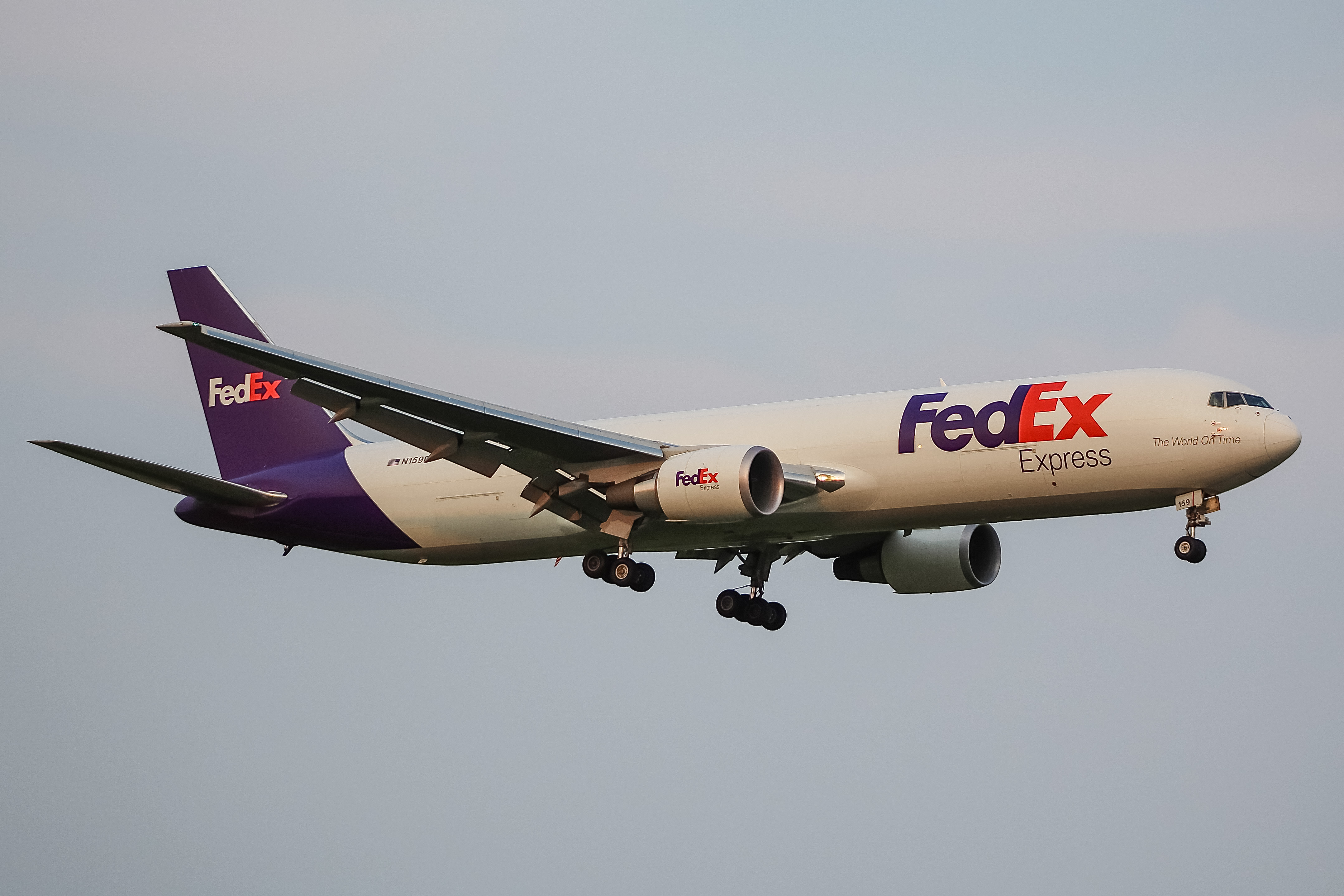 Full size: FedEx Boeing 767-300F N159FE at General Mitchell International Airport