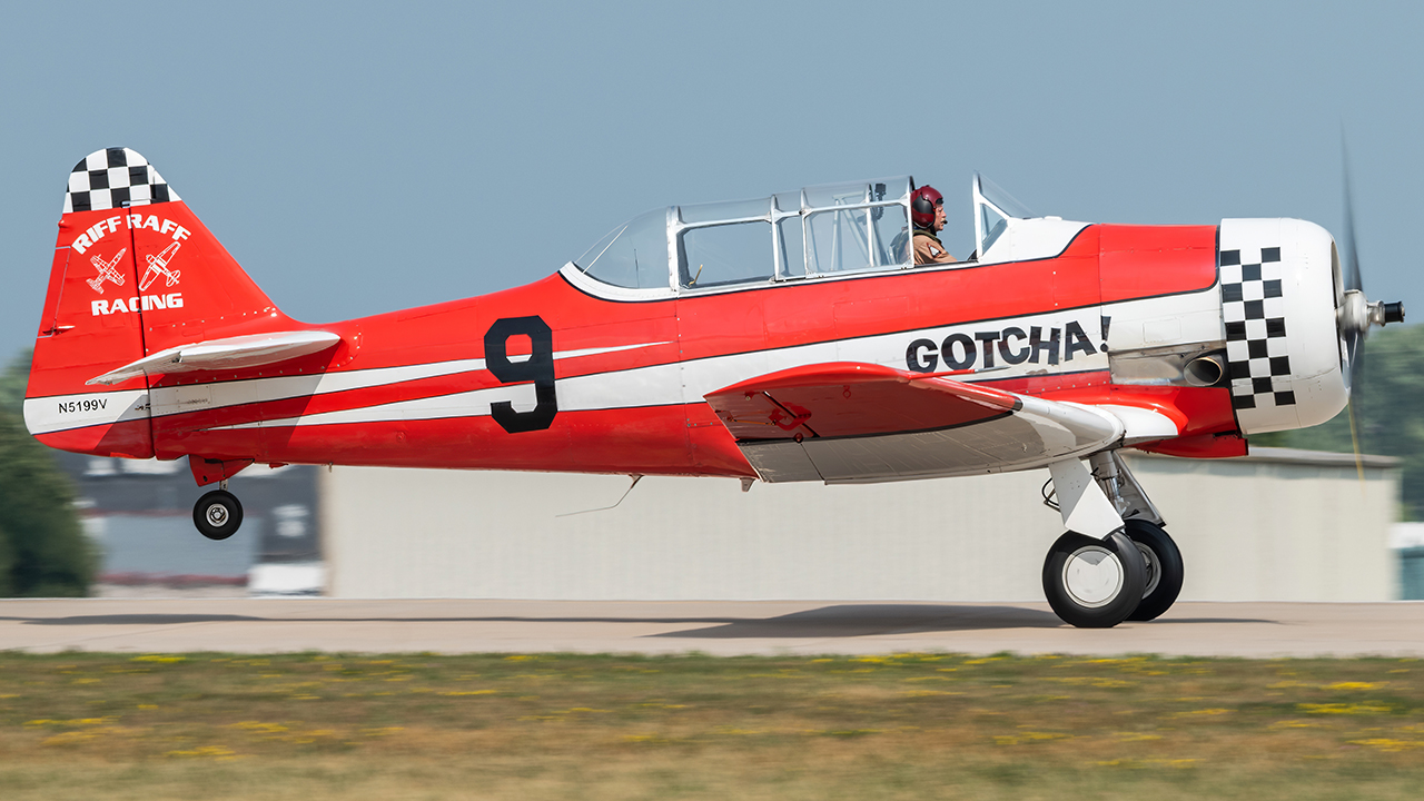Full size: PRIVATE North American T-6 Texan N5199V at Wittman Regional Airport