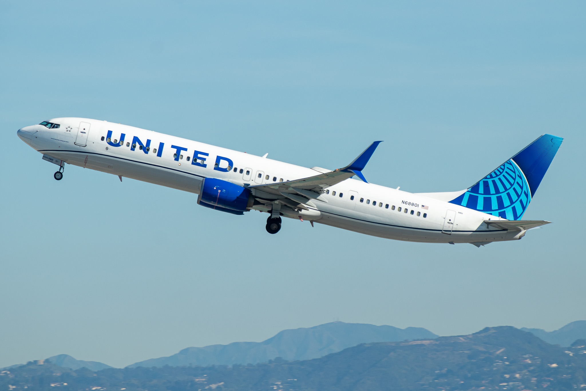 Full size: United Airlines Boeing 737-900ER N68801 at Los Angeles International Airport