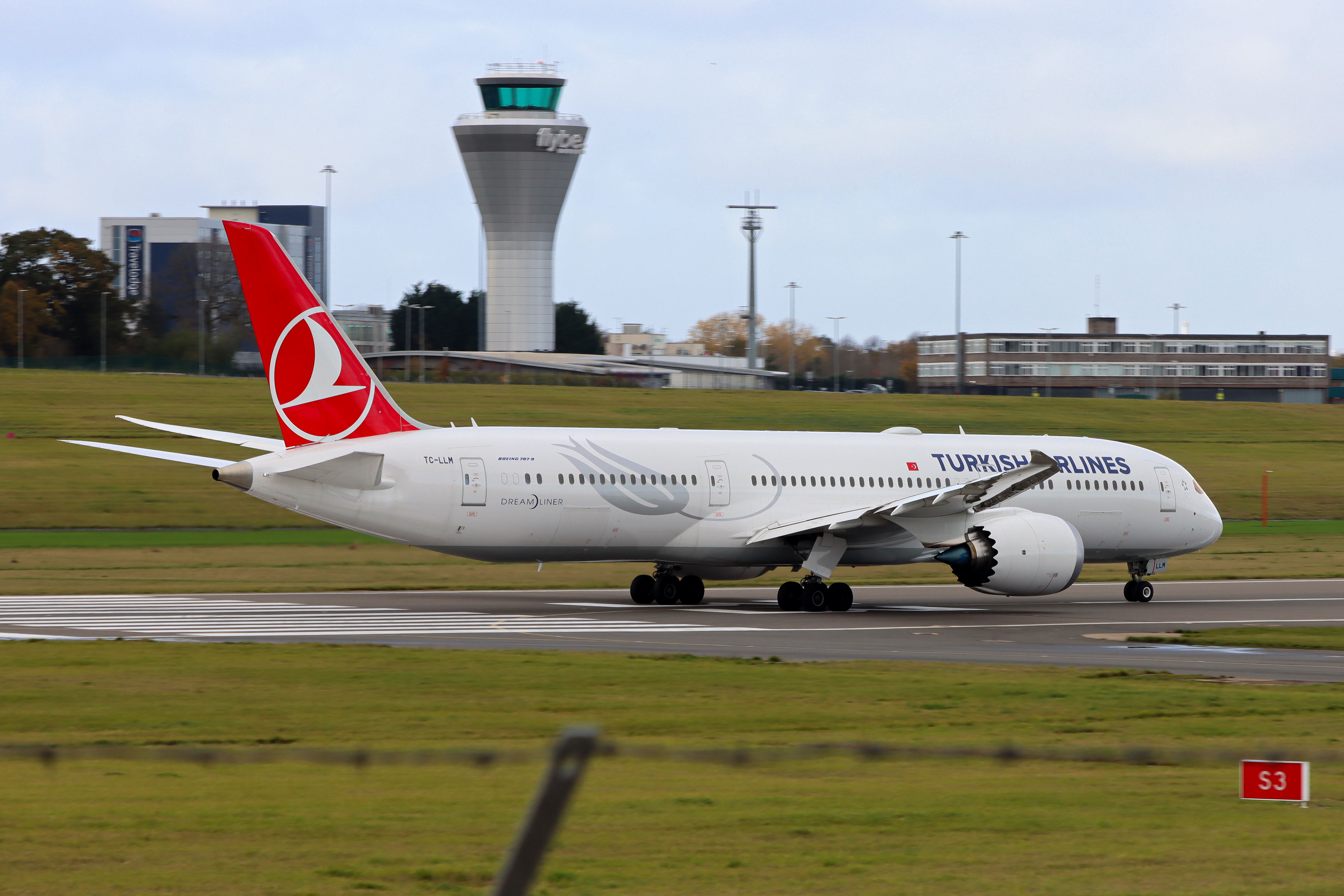 Full size: Turkish Airlines Boeing 787-9 TC-LLM at Birmingham Airport