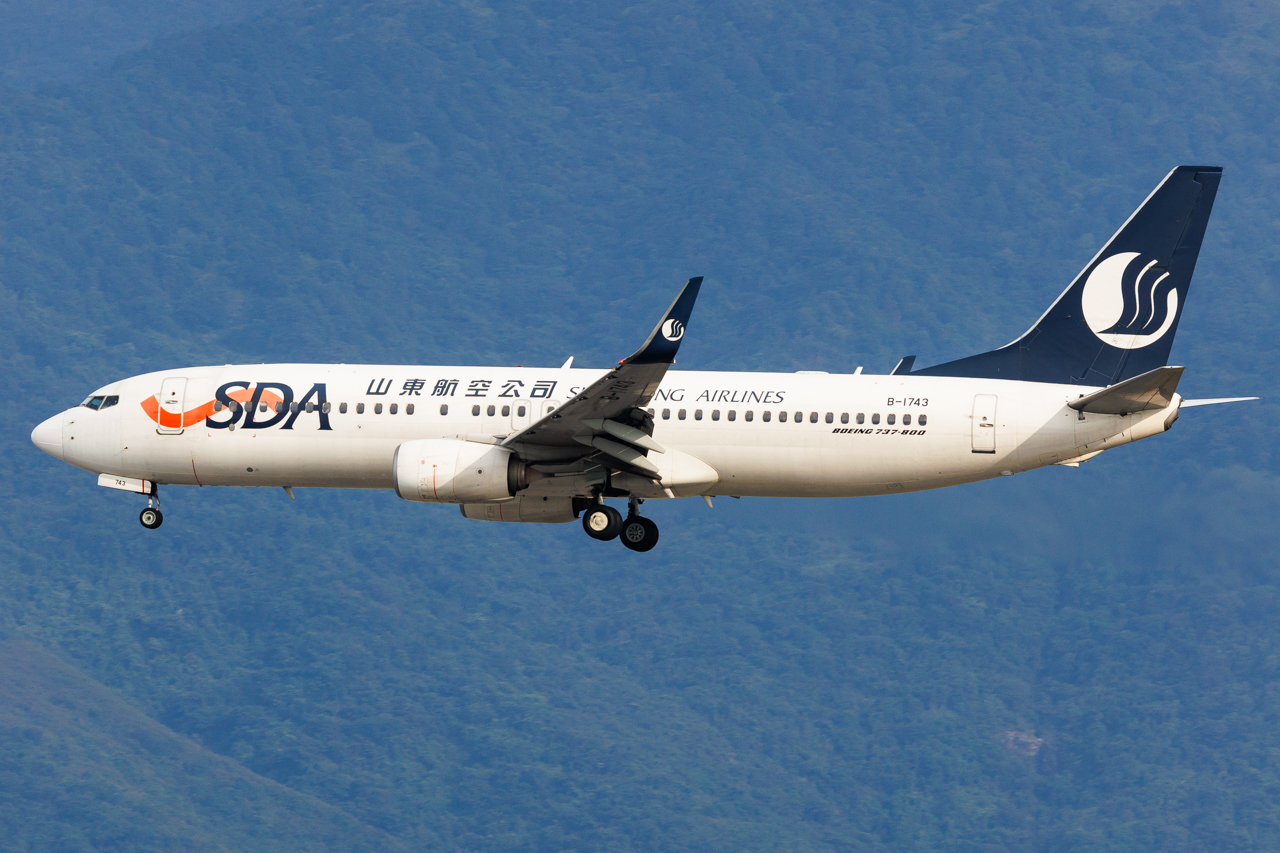 Full size: Shandong Airlines Boeing 737-800 B-1743 at Hong Kong International Airport