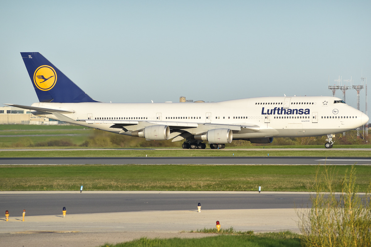 Full size: Lufthansa Boeing 747-400 D-ABTL at Lester B Pearson International Airport