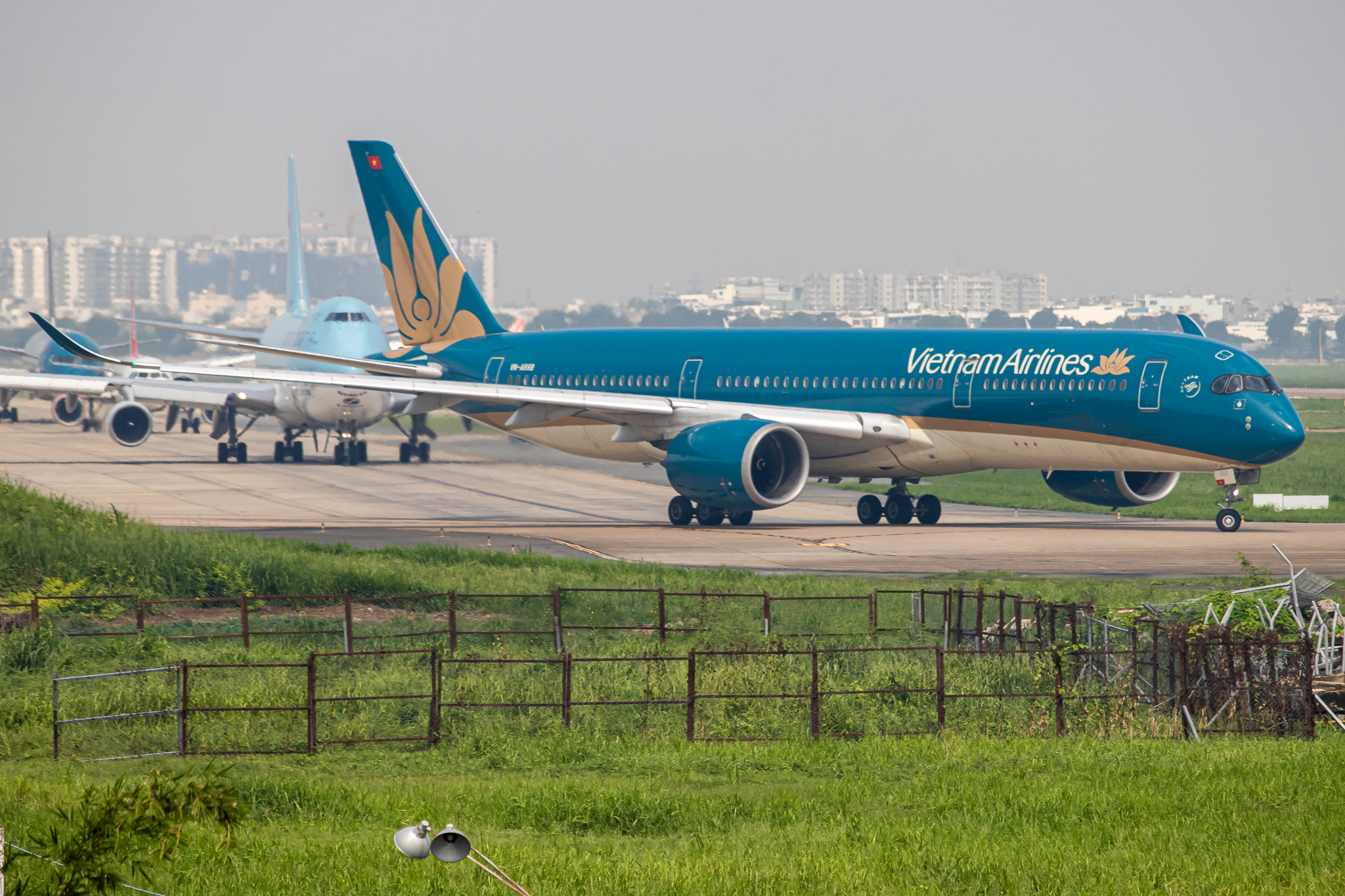 Full size: Vietnam Airlines Airbus A350-900 VN-A888 at Tan Son Nhat International Airport