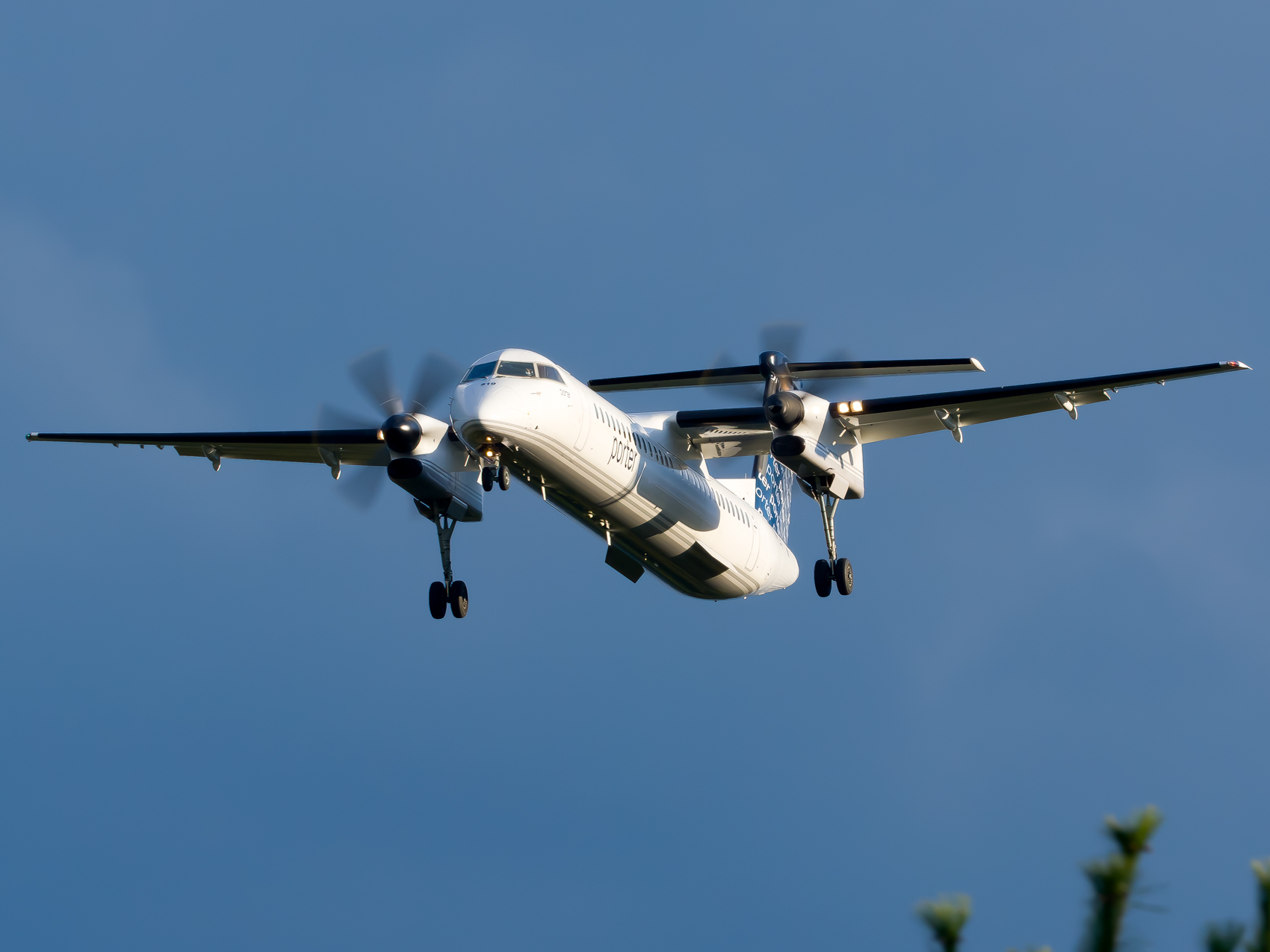 Full size: Porter Airlines Bombardier Dash 8-Q400 C-FLQY at Washington Dulles International Airport