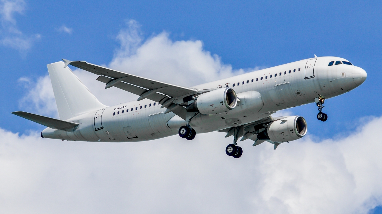 Full size: Avolon Airbus A320 F-WXAT at Singapore-Changi Airport