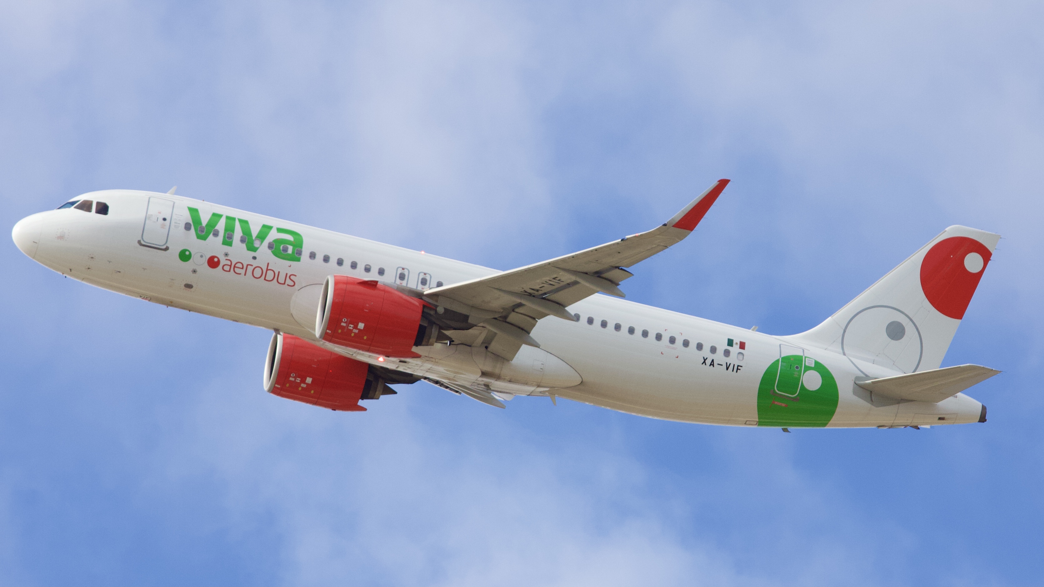 Full size: VivaAerobus Airbus A320NEO XA-VIF at Houston-George Bush Intercontinental Airport