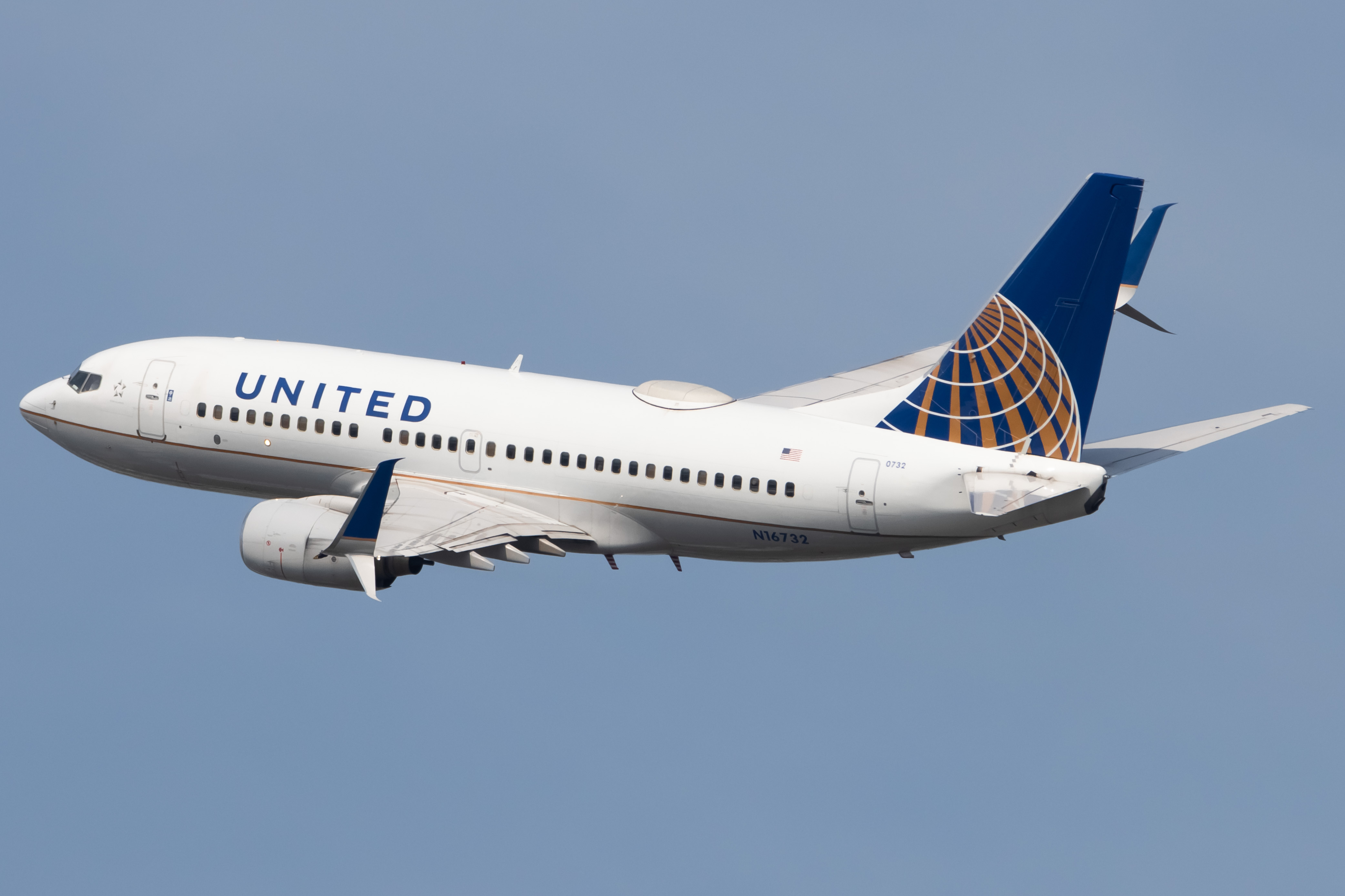 Full size: United Airlines Boeing 737-700 N16732 at Newark Liberty International Airport