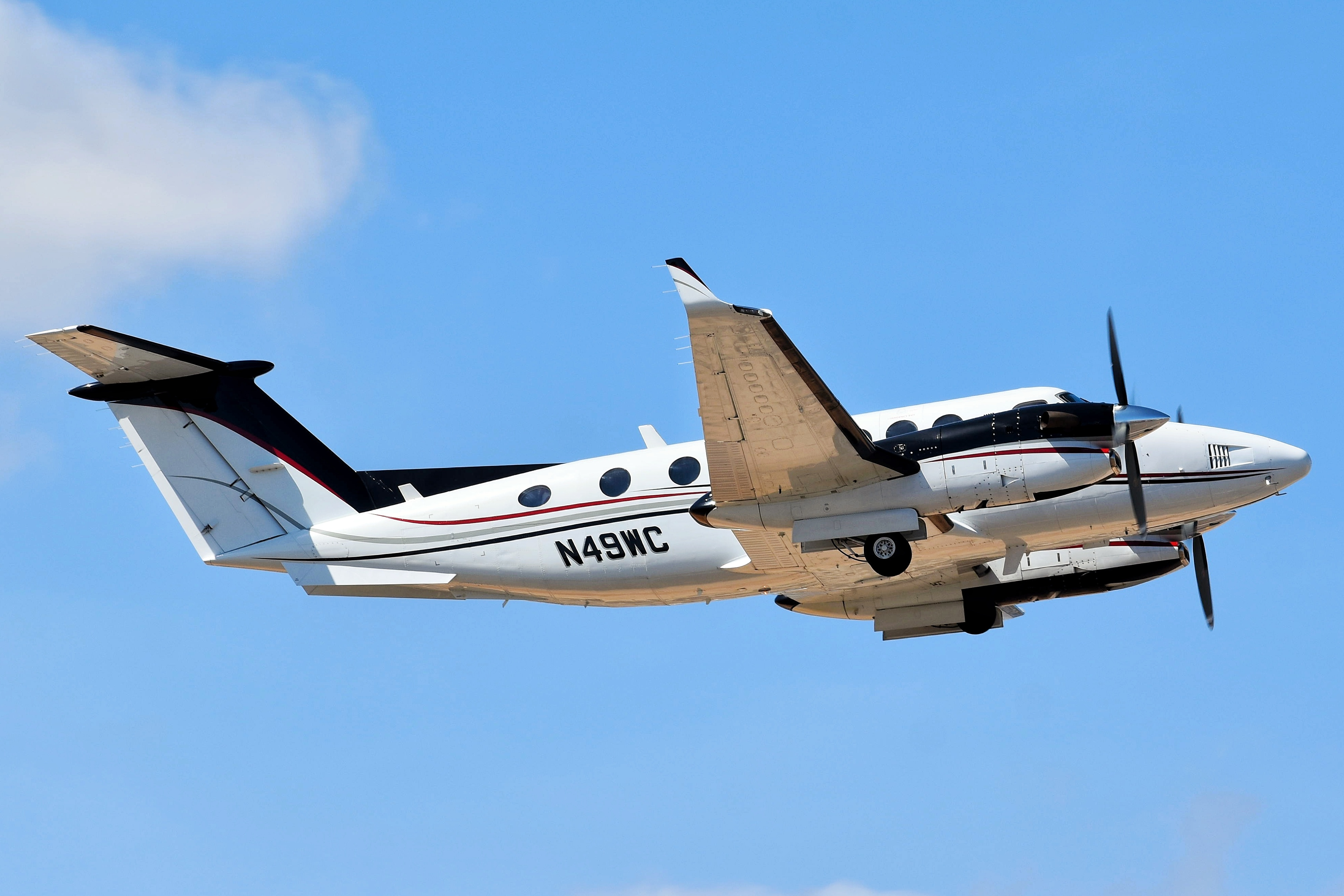Full size: West Coast Air Beechcraft King Air 350 N49WC at Aeropuerto de Cabo San Lucas Internacional
