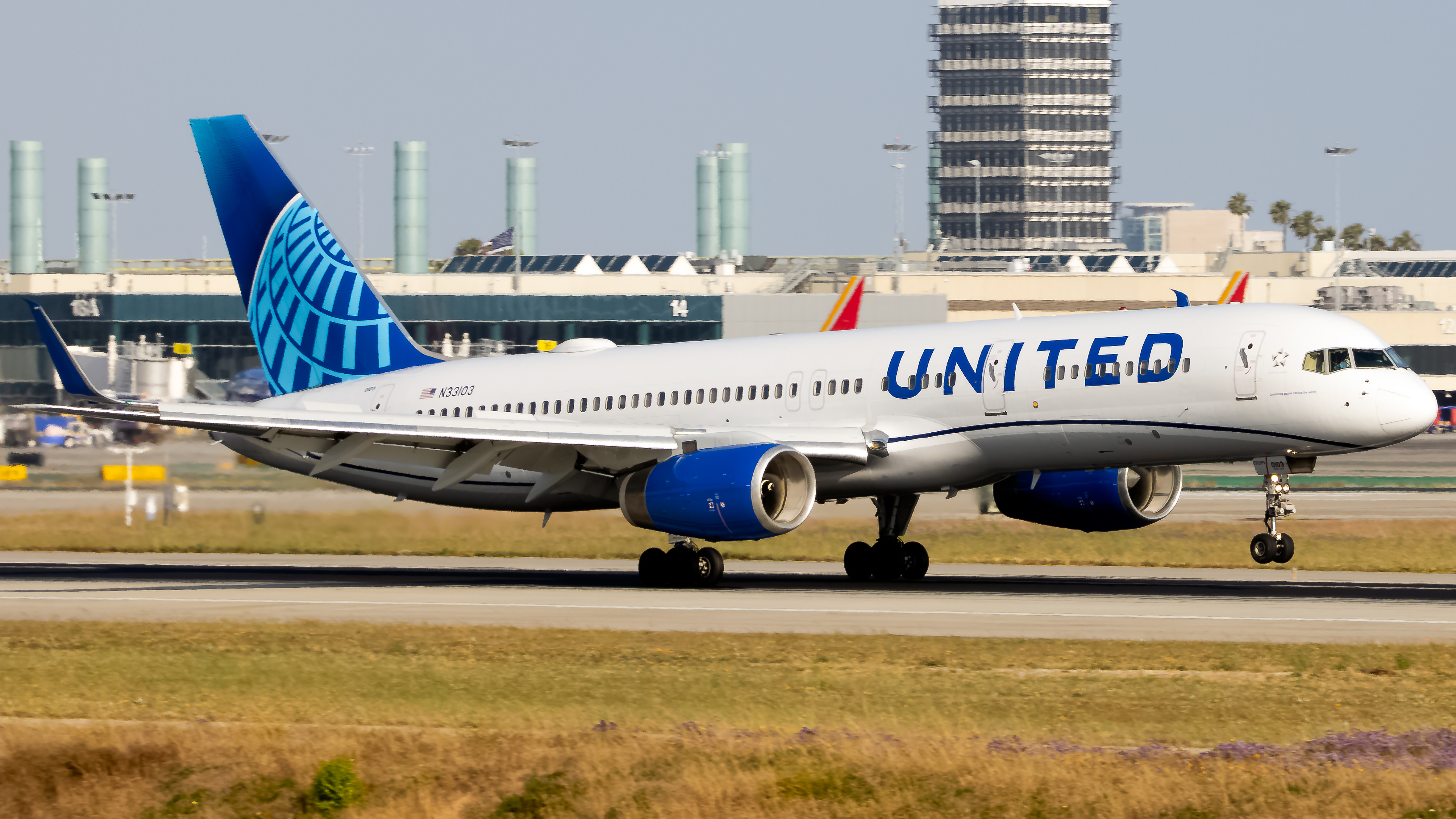 Full size: United Airlines Boeing 757-200 N33103 at Los Angeles International Airport