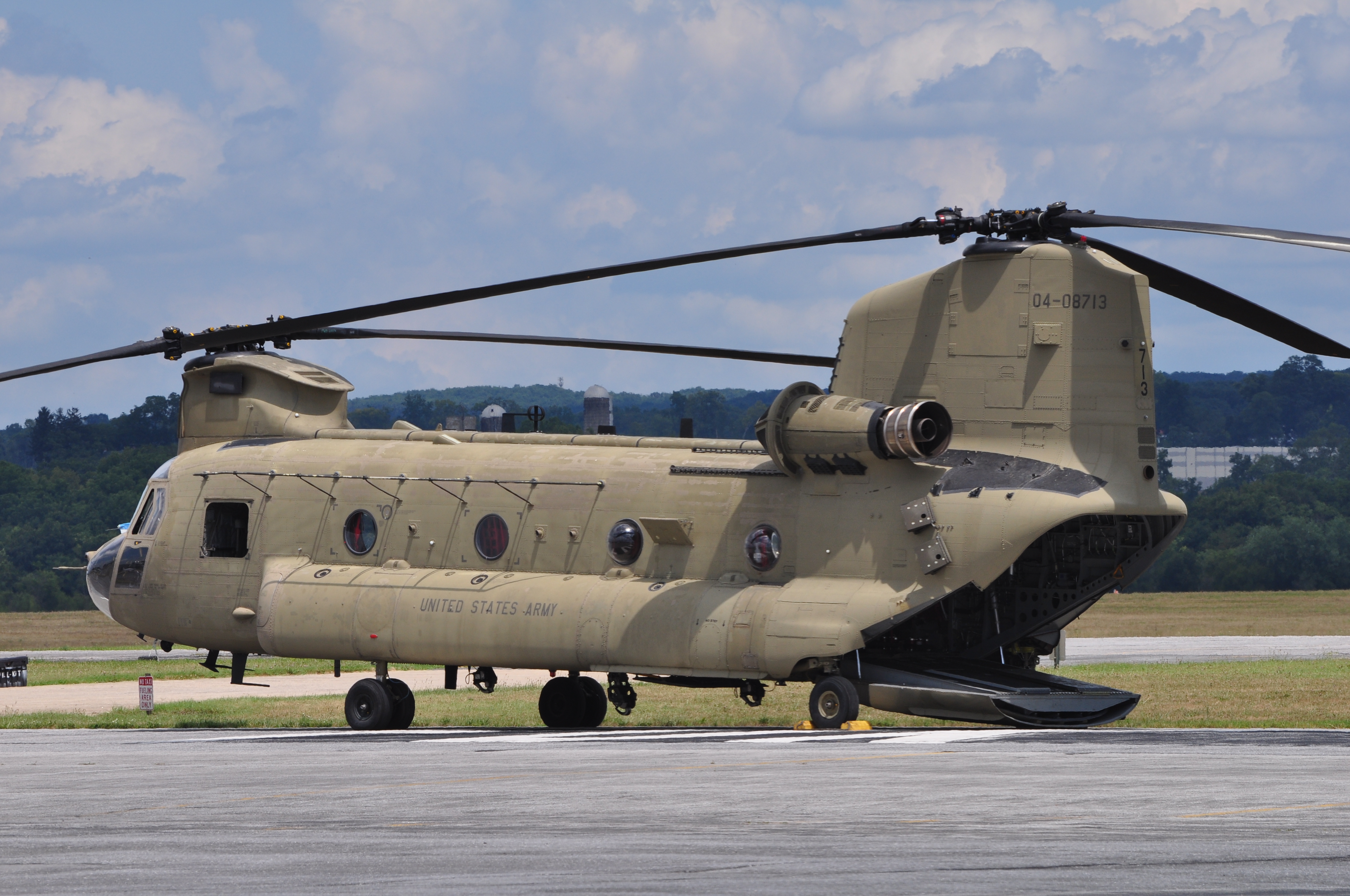 Full size: USAF - United States Air Force Boeing CH-47 Chinook 04-08713 at Frederick Municipal Airport