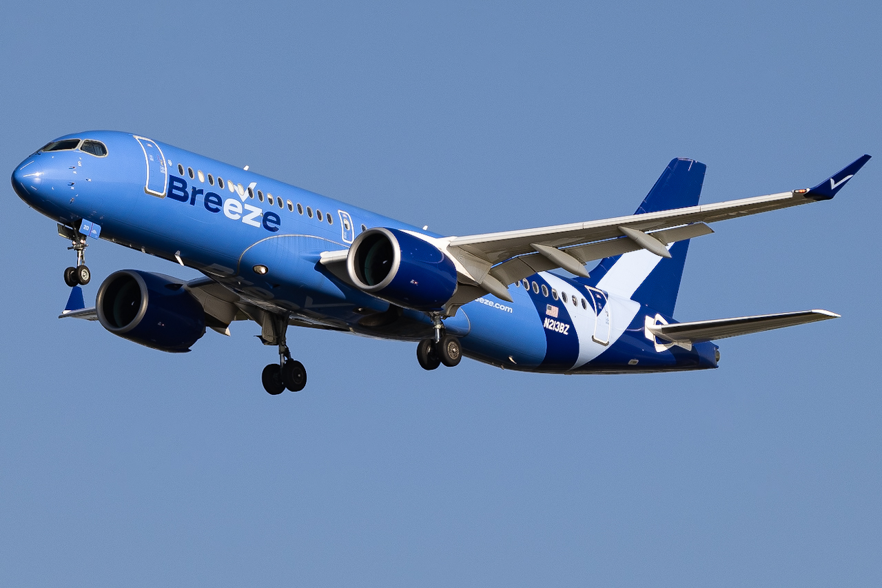 Full size: Breeze Airways Airbus A220-300 N213BZ at Tampa International Airport